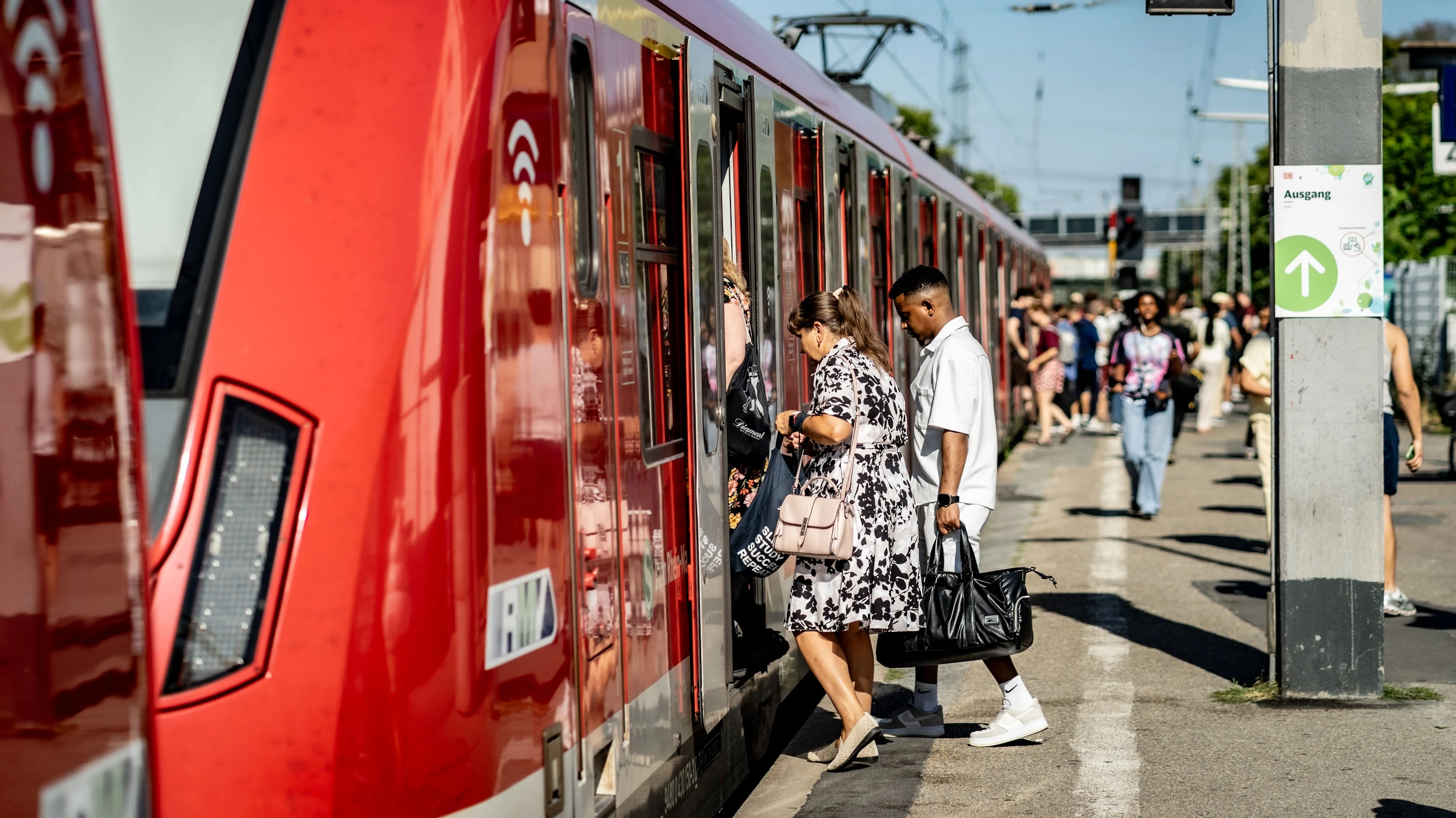 Nur in einer Richtung: Bis Oktober können Fahrgäste in Griesheim nur in S-Bahnen nach Frankfurt zusteigen. Dann geht es für dreieinhalb Monate ausschließlich in die Gegenrichtung. - Peter Jülich