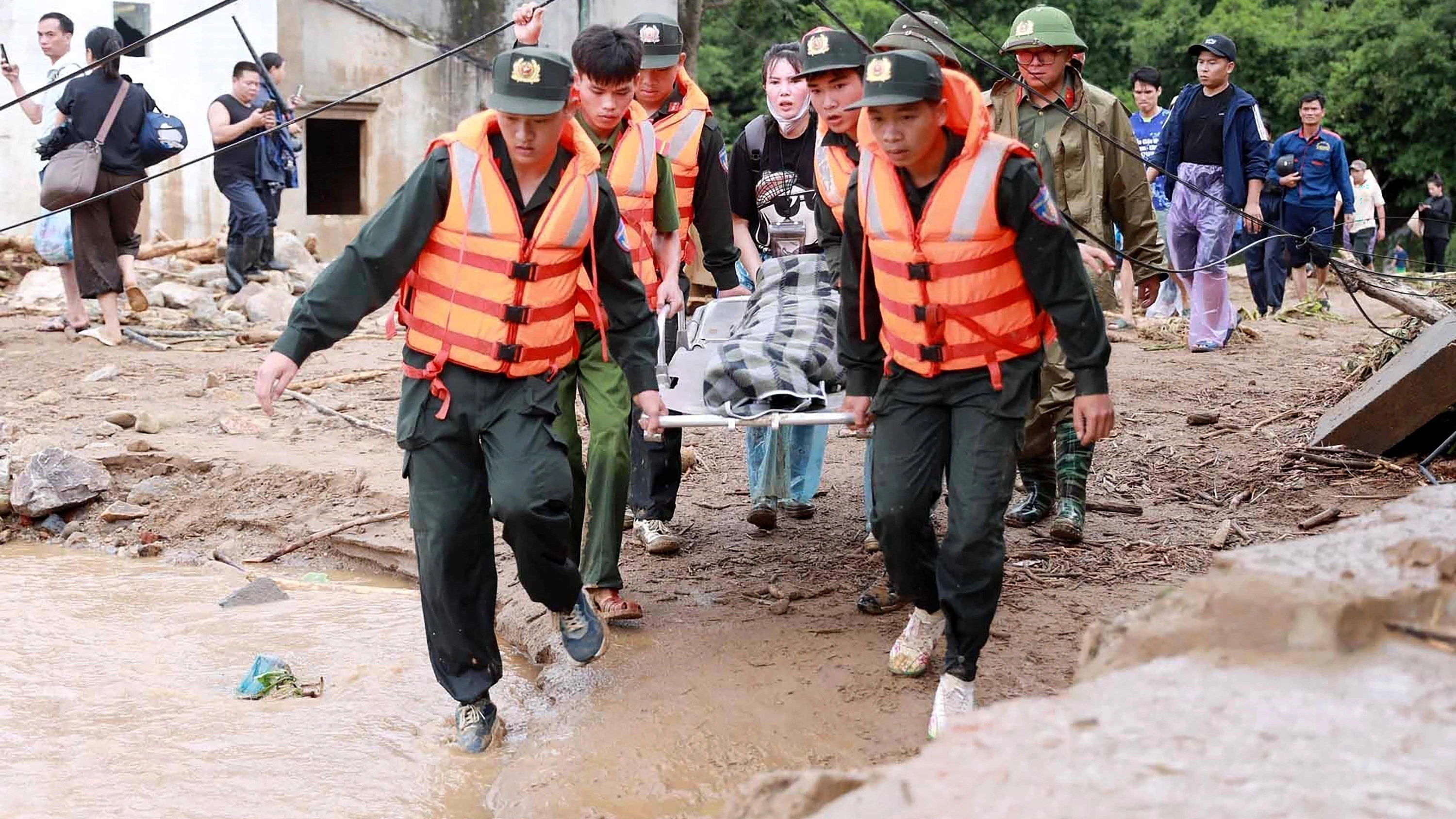 Rettungskräfte bergen Menschen in der Provinz „Lai Chau“ im Norden Vietnams. - AFP