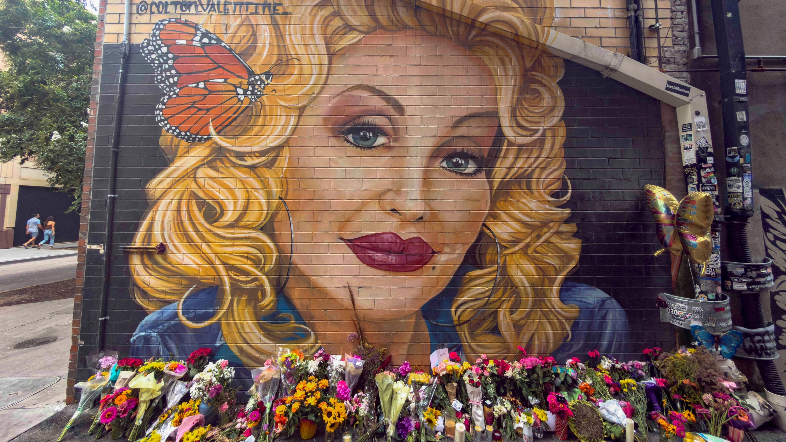 Menschen aus allen politischen Lagern trauern um Dolly Parton: Gedenken in Knoxville, Tennessee. - Reuters