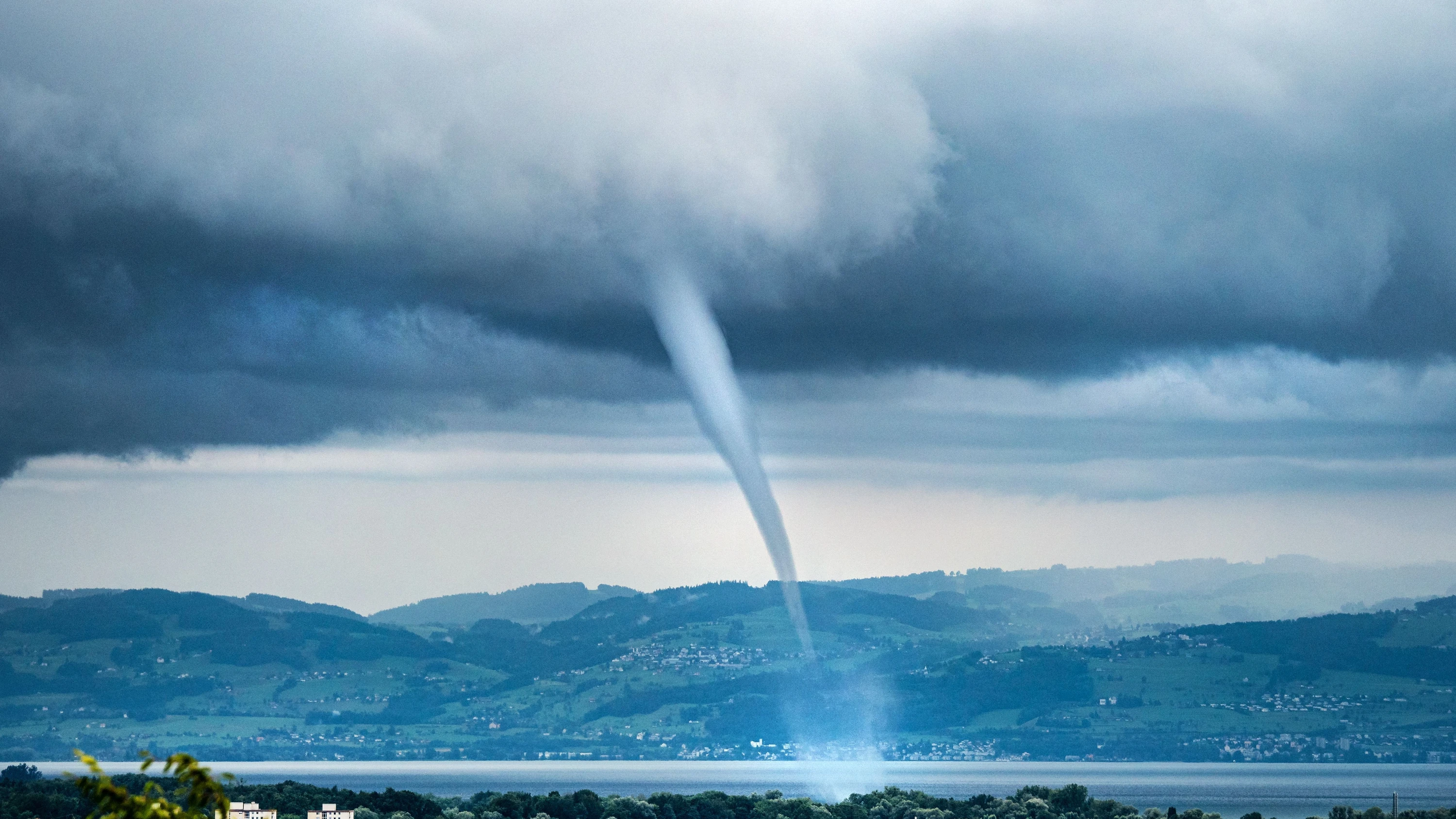 Mini-Tornado: Seltene Wasserhose fegt über den Bodensee Mini-Tornado: Seltene Wasserhose fegt über den Bodensee