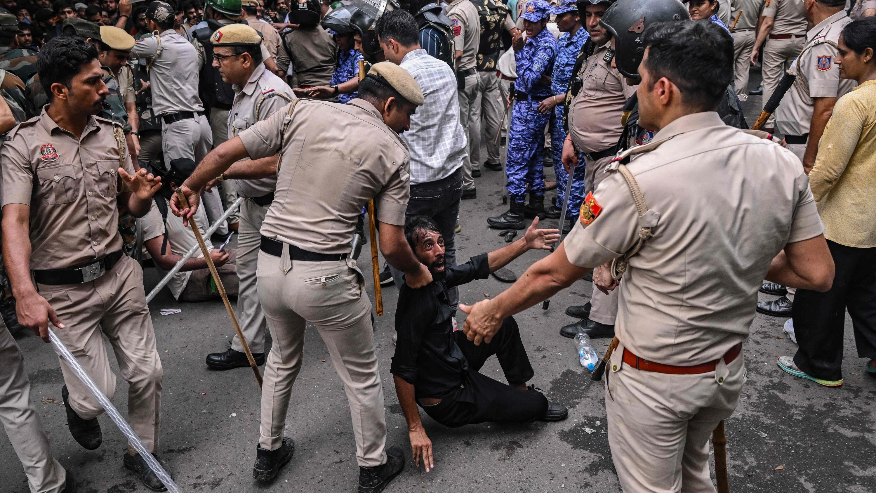 Zusammenstöße in Indien: Polizei geht gegen Protest der „Kakerlaken-Bewegung“ vor Zusammenstöße in Indien: Polizei geht gegen Protest der „Kakerlaken-Bewegung“ vor