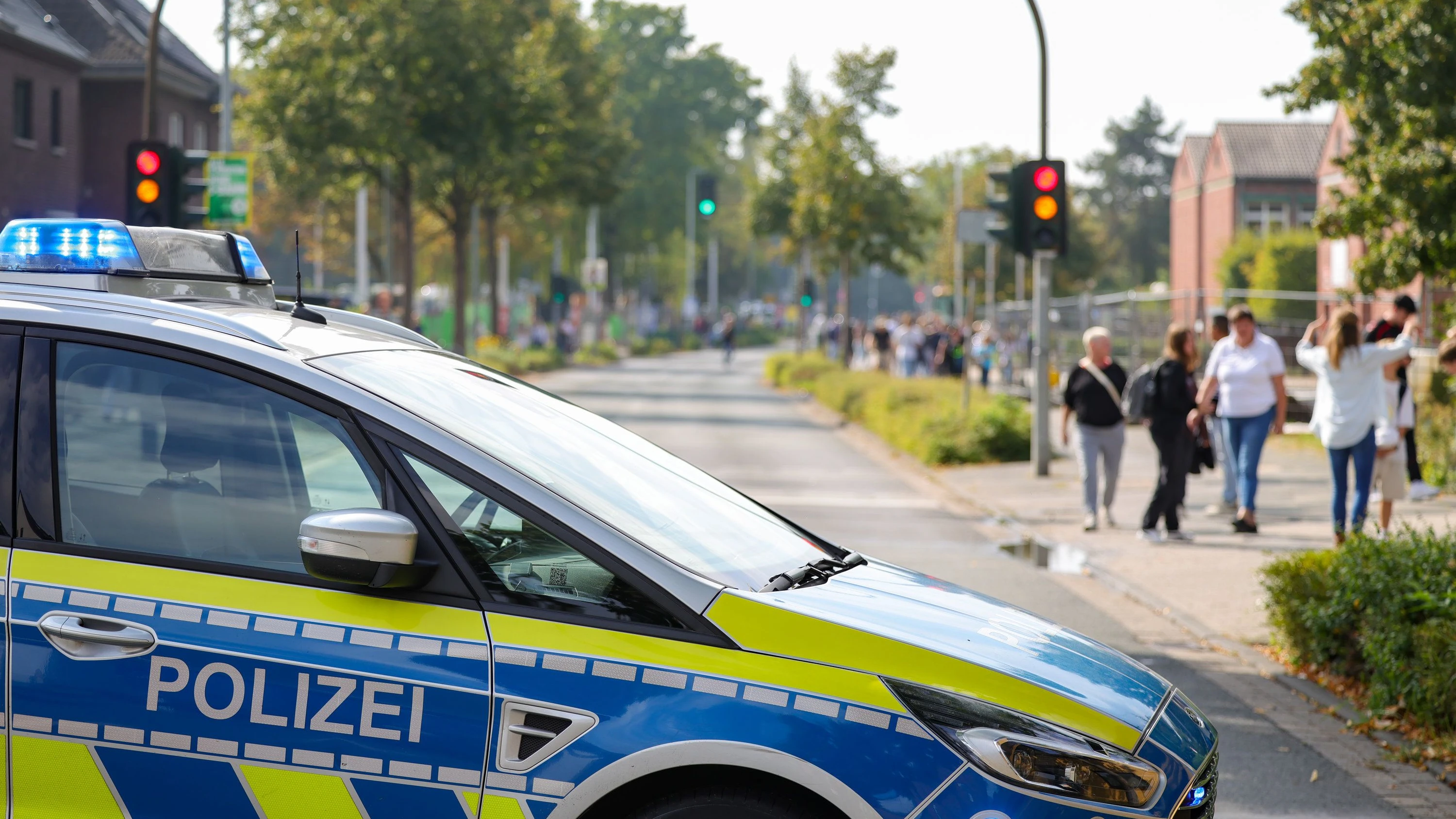 Unfall in Dinslaken: Autofahrerin kollidiert mit drei Kindern auf Fahrrädern