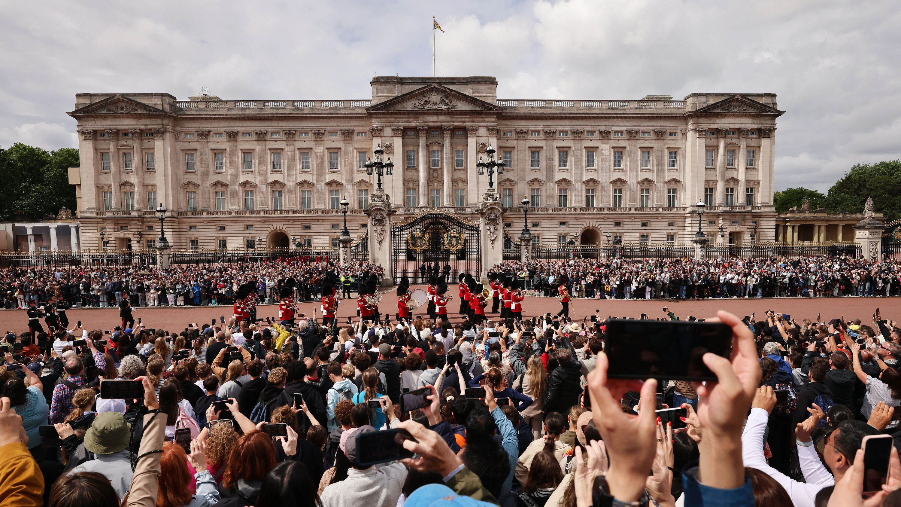 Residenz von König Charles: Touristen warten vor dem Buckingham-Palast in London. - EPA