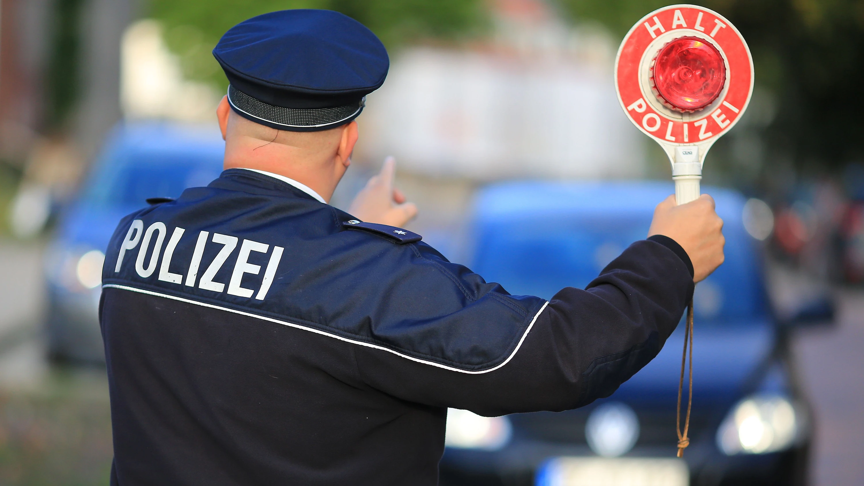 Autofahrern mit 1,6 Promille oder mehr drohen eine höhere Geldstrafe, zwei Punkte in Flensburg und die Anordnung einer medizinisch-psychologische Untersuchung. - dpa