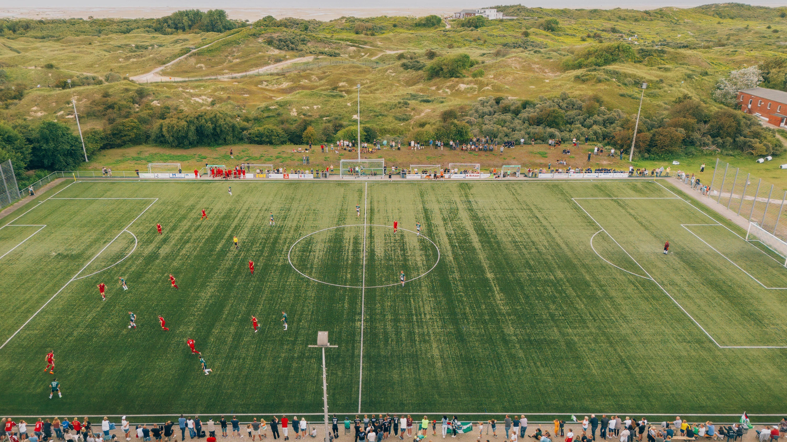 Die Insel Borkum ist ein herrlicher Fleck in der Nordsee, mit endlosen Stränden und einem Fußballplatz. - Dominik Asbach
