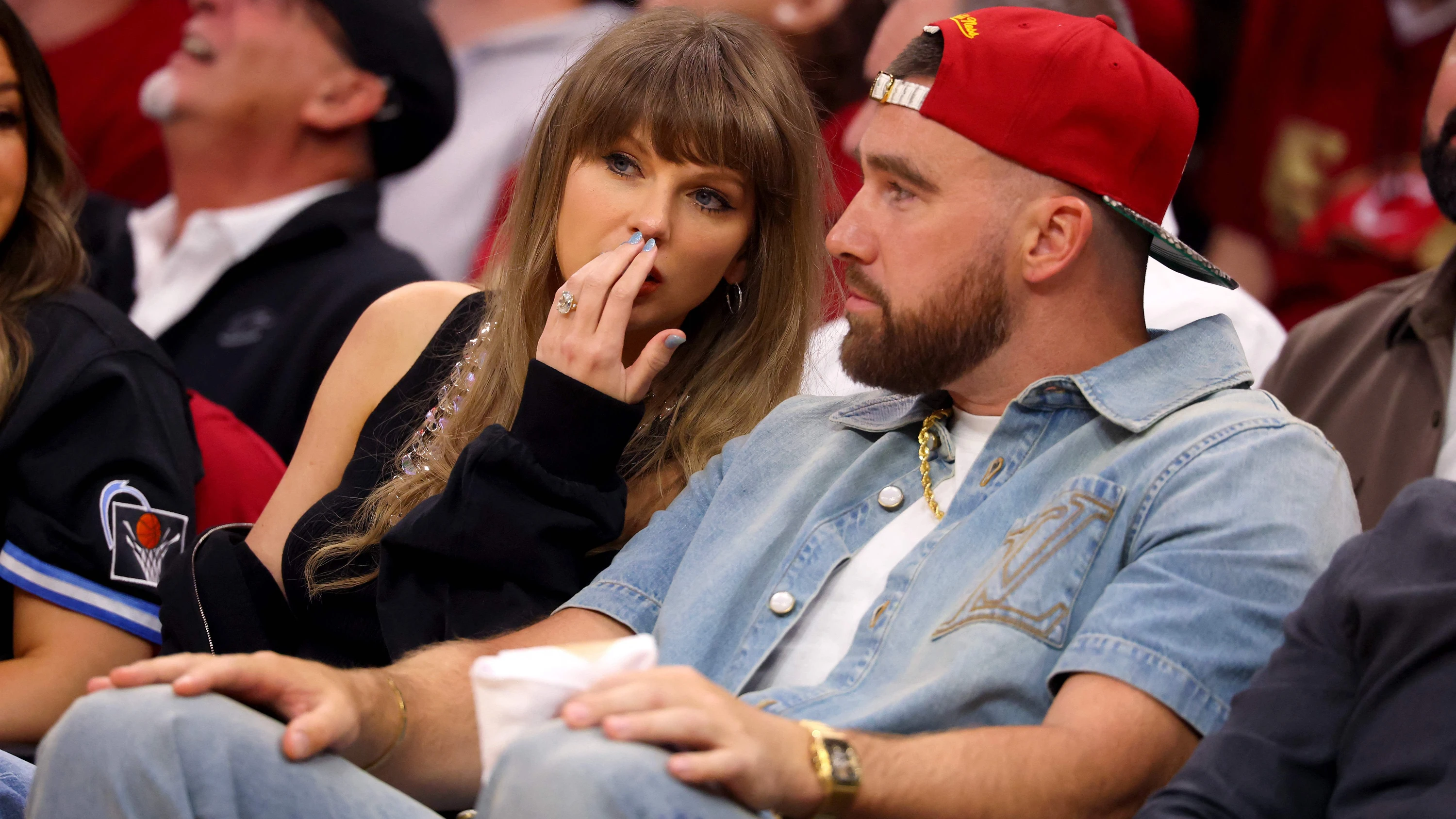 War bisher eher der Katzentyp: Taylor Swift, hier mit Travis Kelce bei einem Basketball-Spiel der NBA im Mai. - AFP