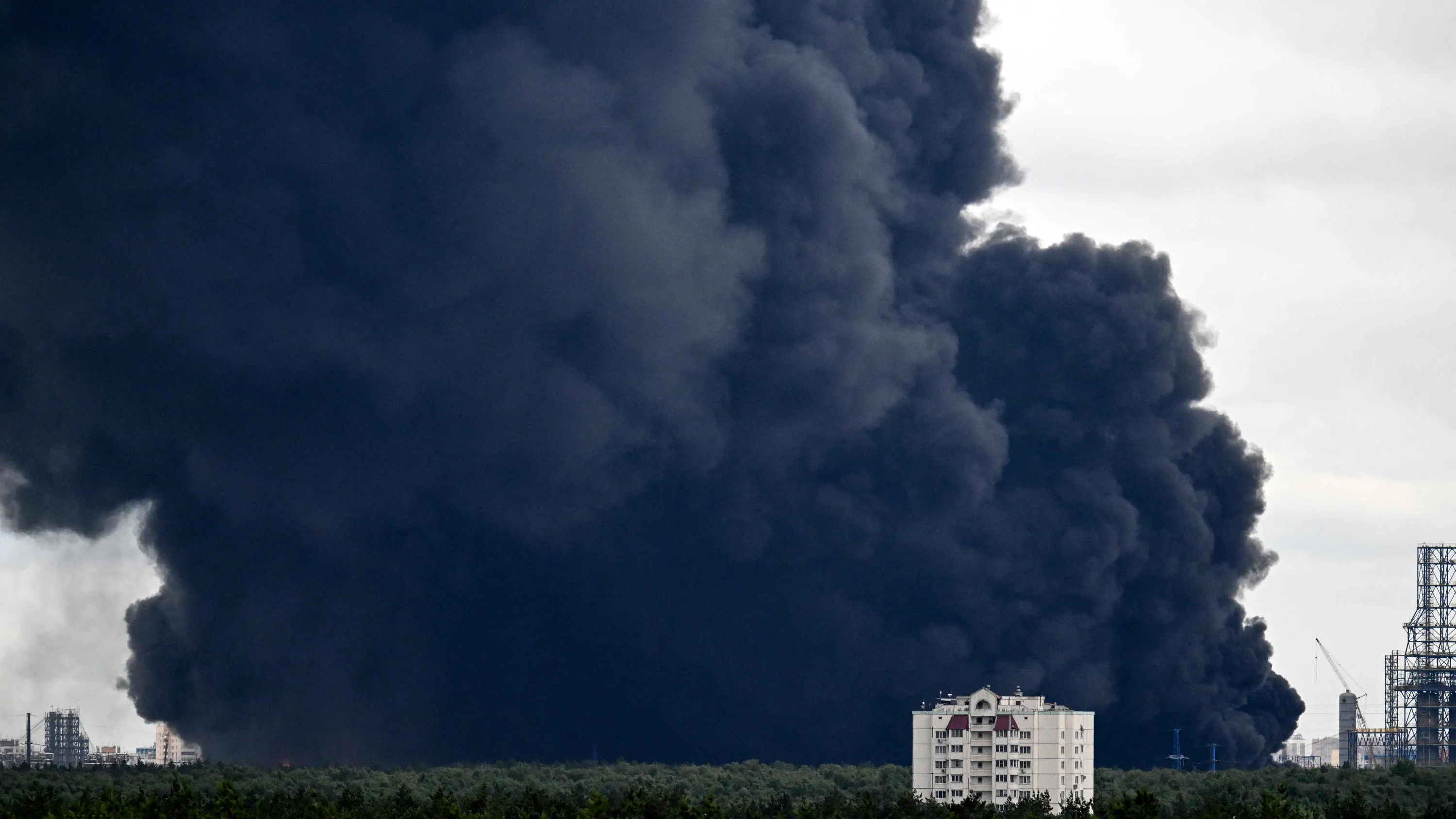 Bild: Before Midterms: Ukraine Pauses Strikes on Russian Refineries After Pressure From U.S.