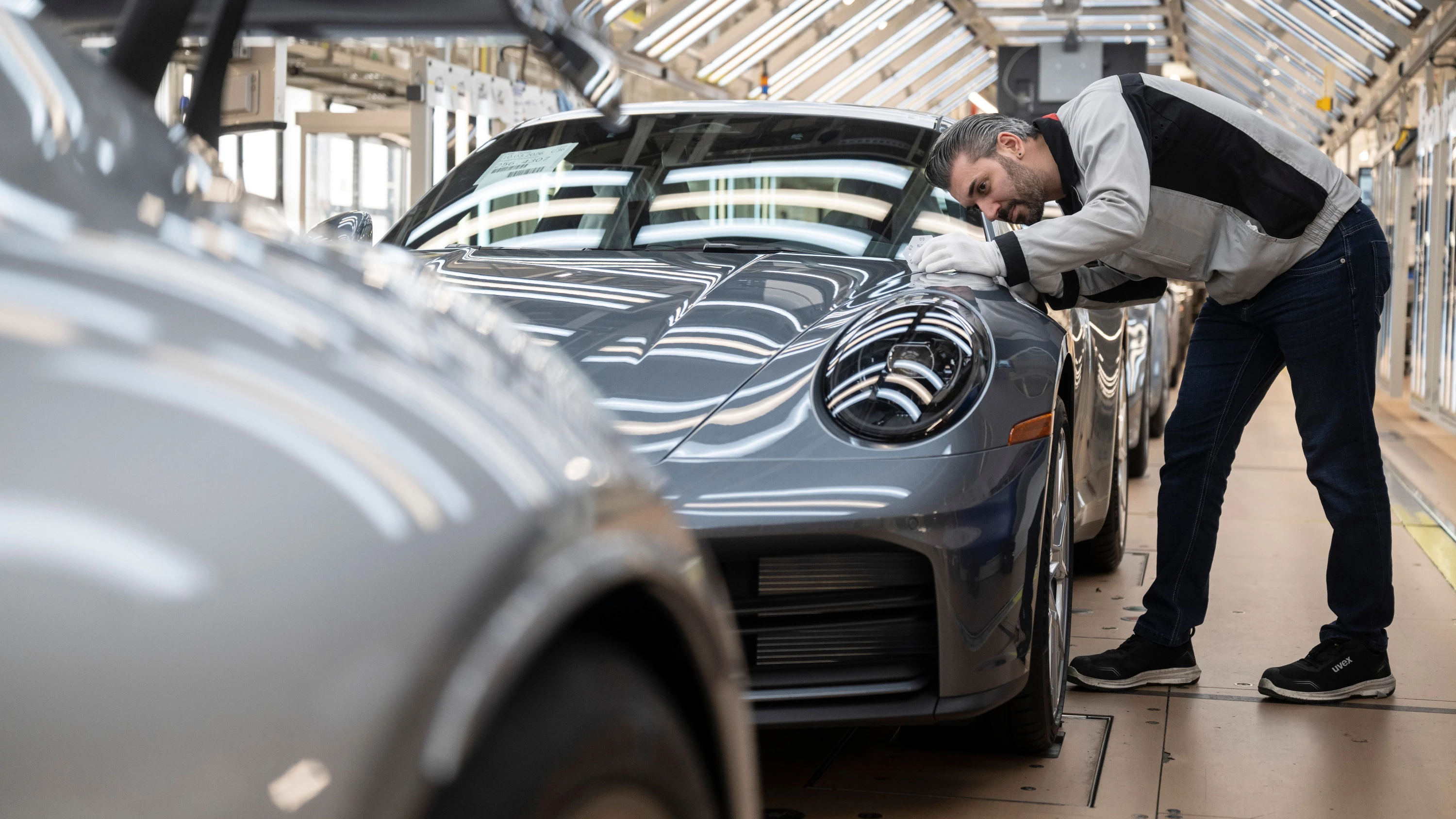 Bild: Sportwagenhersteller: Porsche streicht 5000 Jobs – und bringt VW in die Bredouille