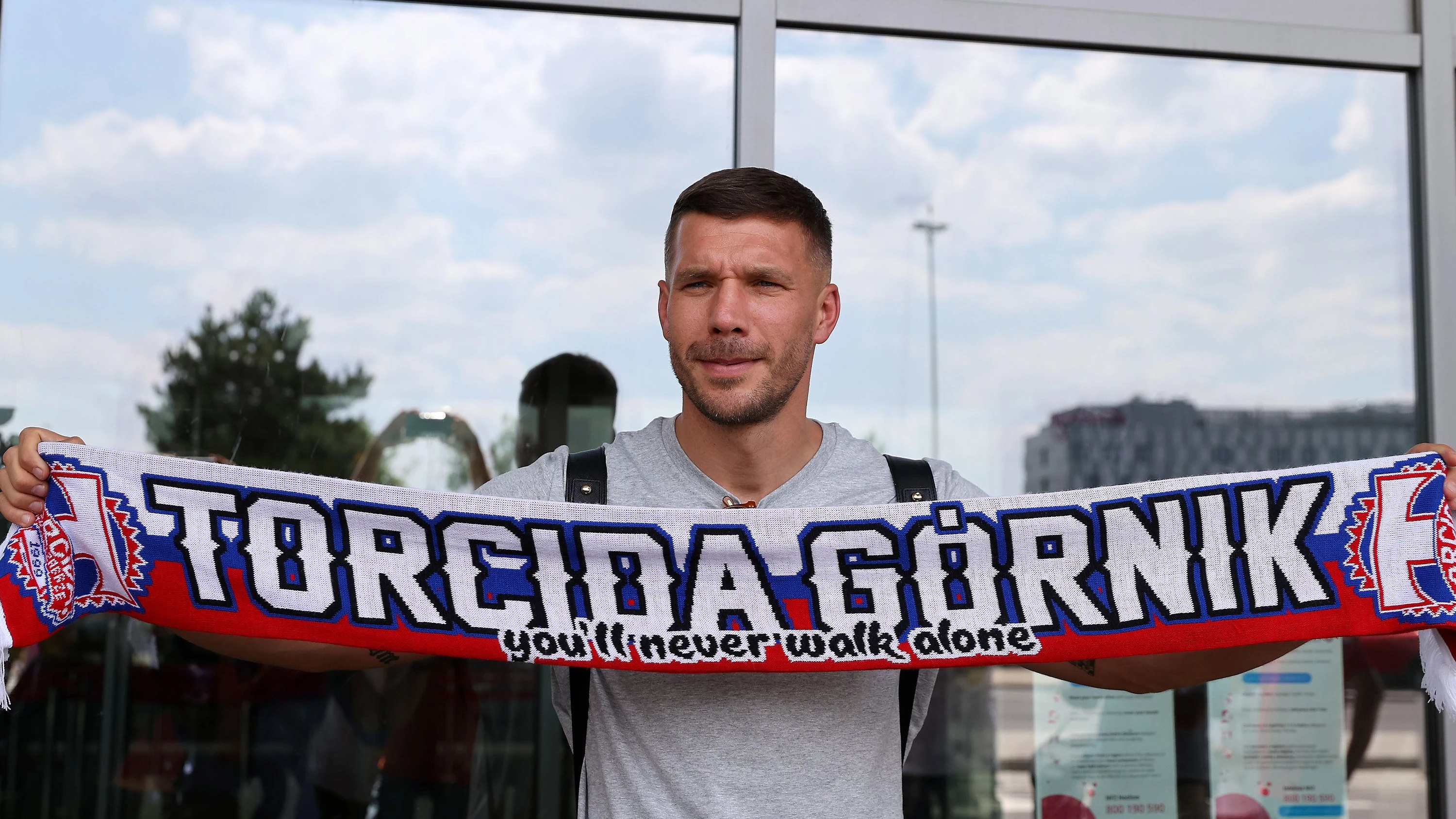 Namensaktien erworben: Lukas Podolski kauft sich bei Gornik Zabrze ein Namensaktien erworben: Lukas Podolski kauft sich bei Gornik Zabrze ein