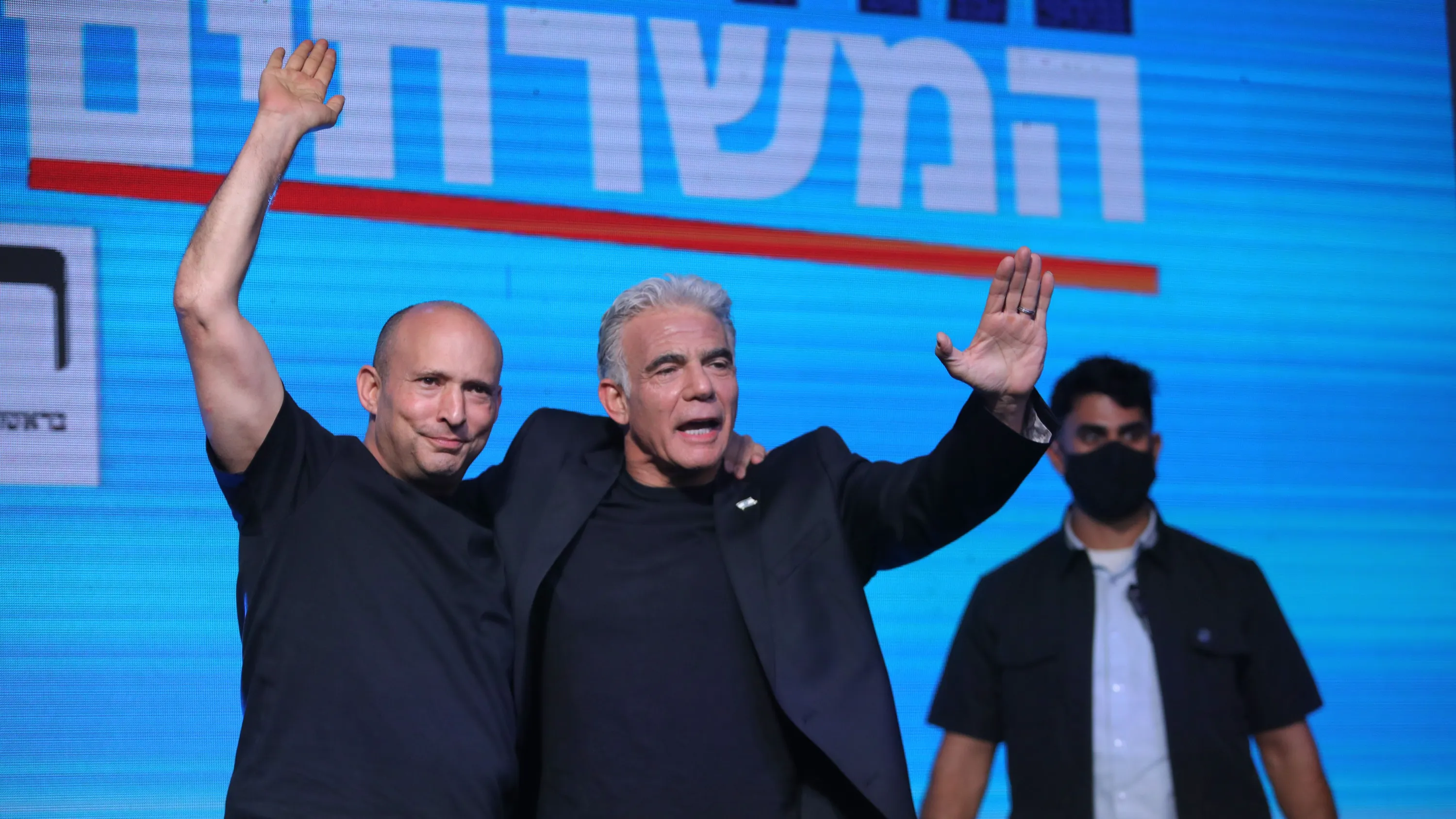 Die Oppositionspolitiker Naftali Bennett und Yair Lapid nach der Knessetwahl am Dienstagabend - EPA