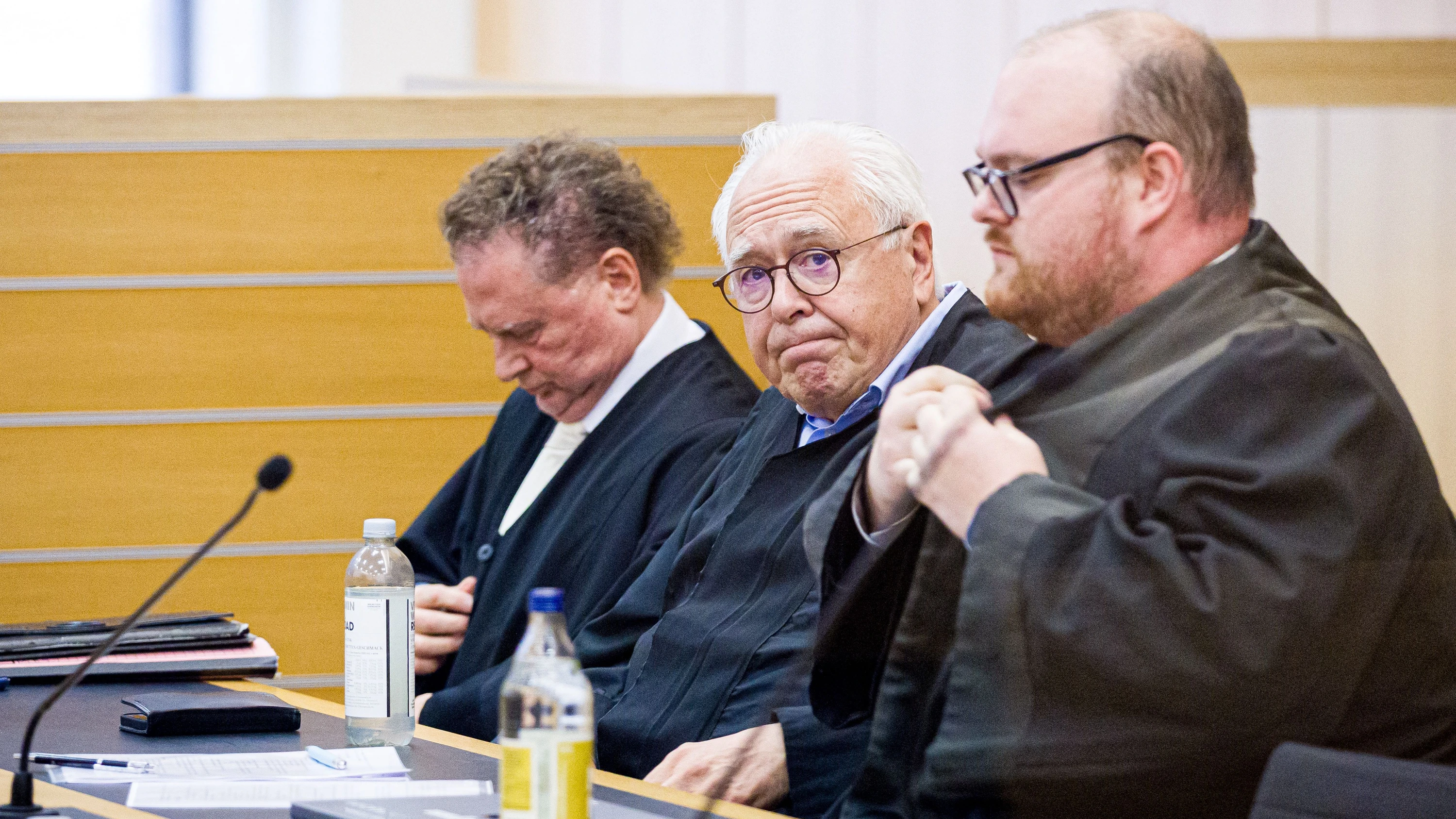 Auf der Seite der Angehörigen (von links): Die Rechtsanwälte Julius Reiter (l-r), Elmar Giemulla und Carl Coste - dpa