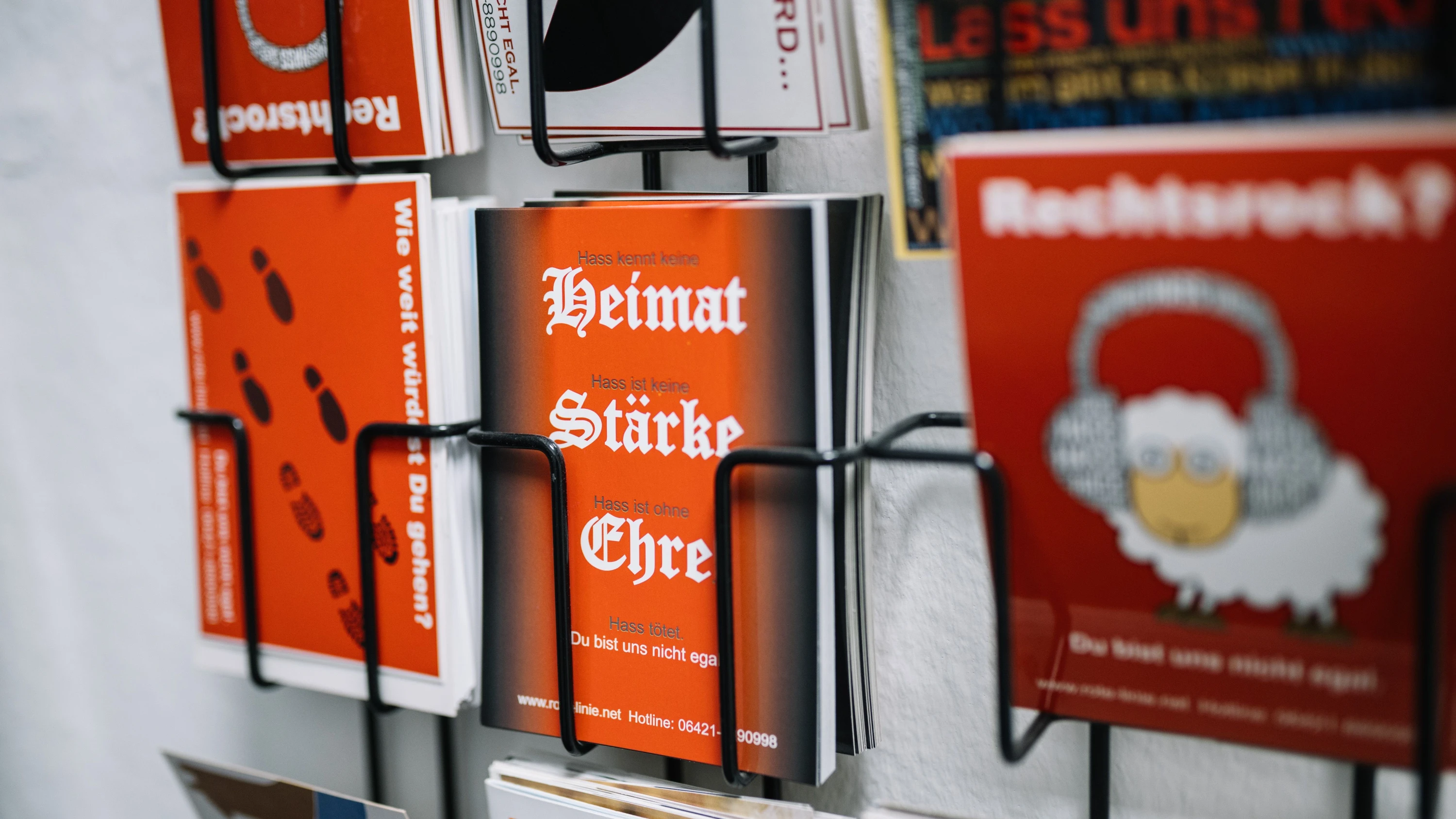 Hilfe gegen Extremismus und Rassismus: Postkarten zur Aufklärung über Rechtsextremismus des Vereins „Rote Linie“ - Victor Hedwig