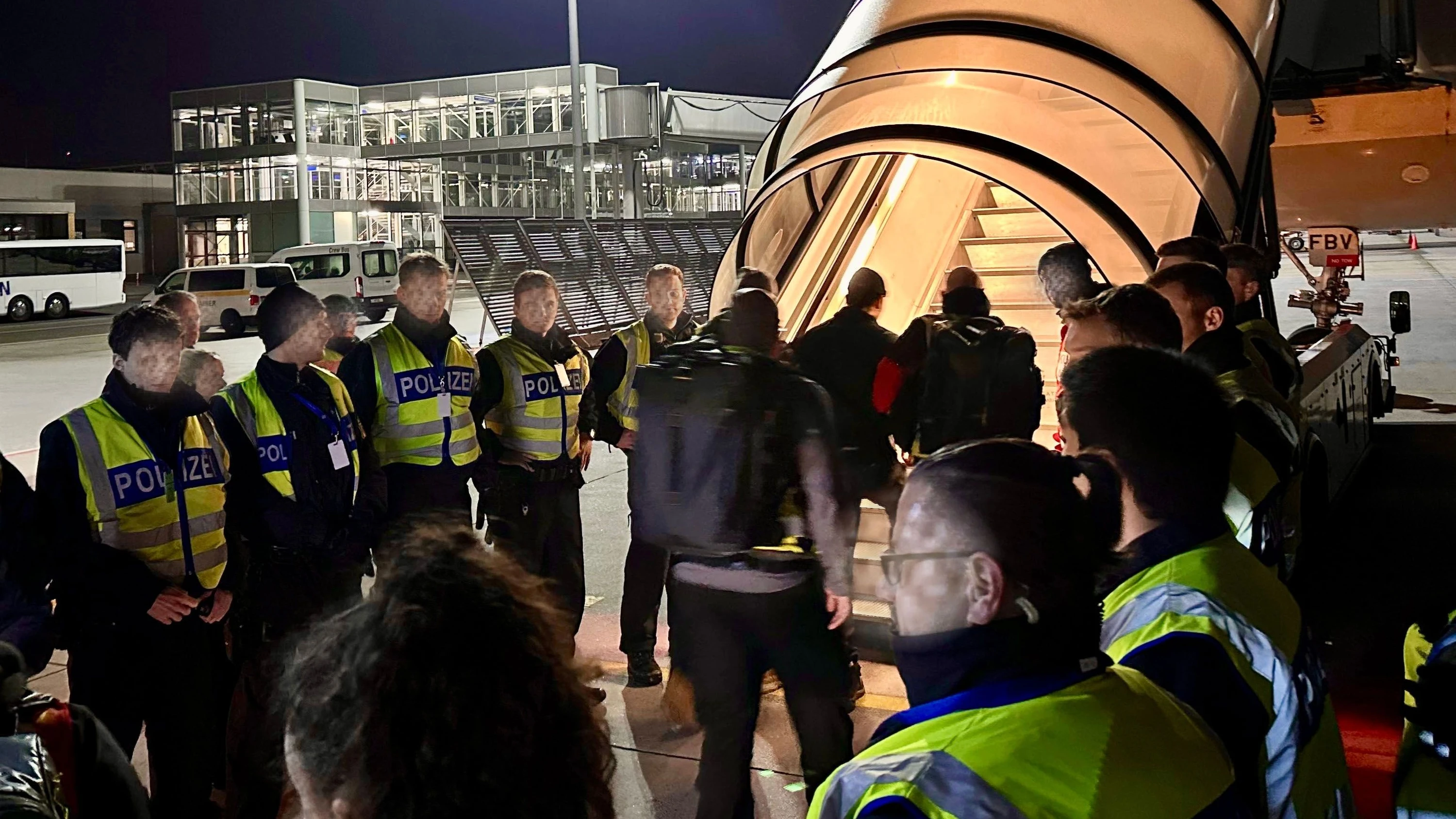 Deutschland-Blog: 20 Straftäter mit Charterflug nach Kabul abgeschoben