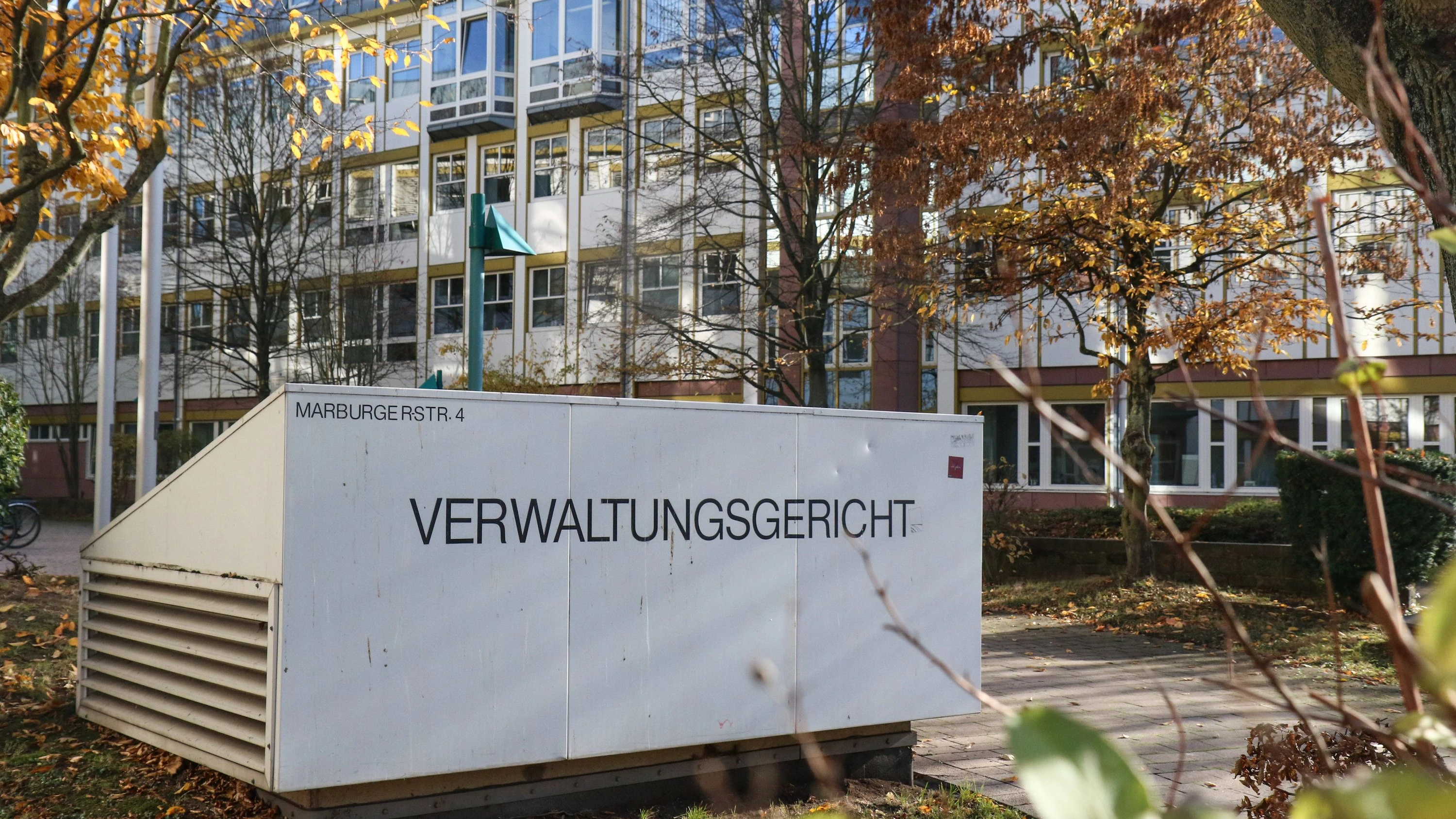 Liveticker Hessen & Frankfurt: Gießen zieht wegen Anti-AfD-Demos vor Gericht