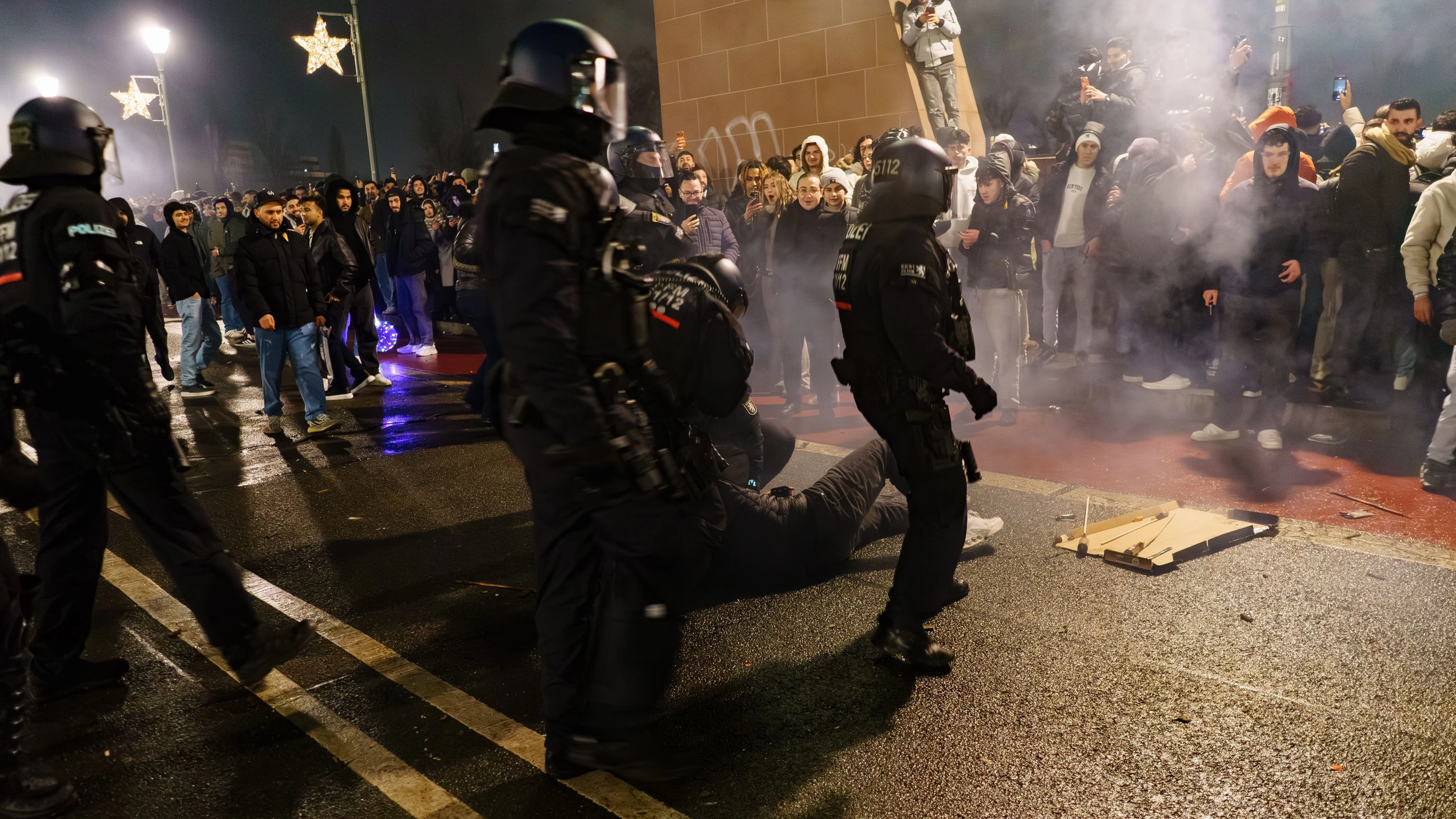 Übergriffe an Silvester: Dank an Rettungskräfte gerät zum Schlagabtausch