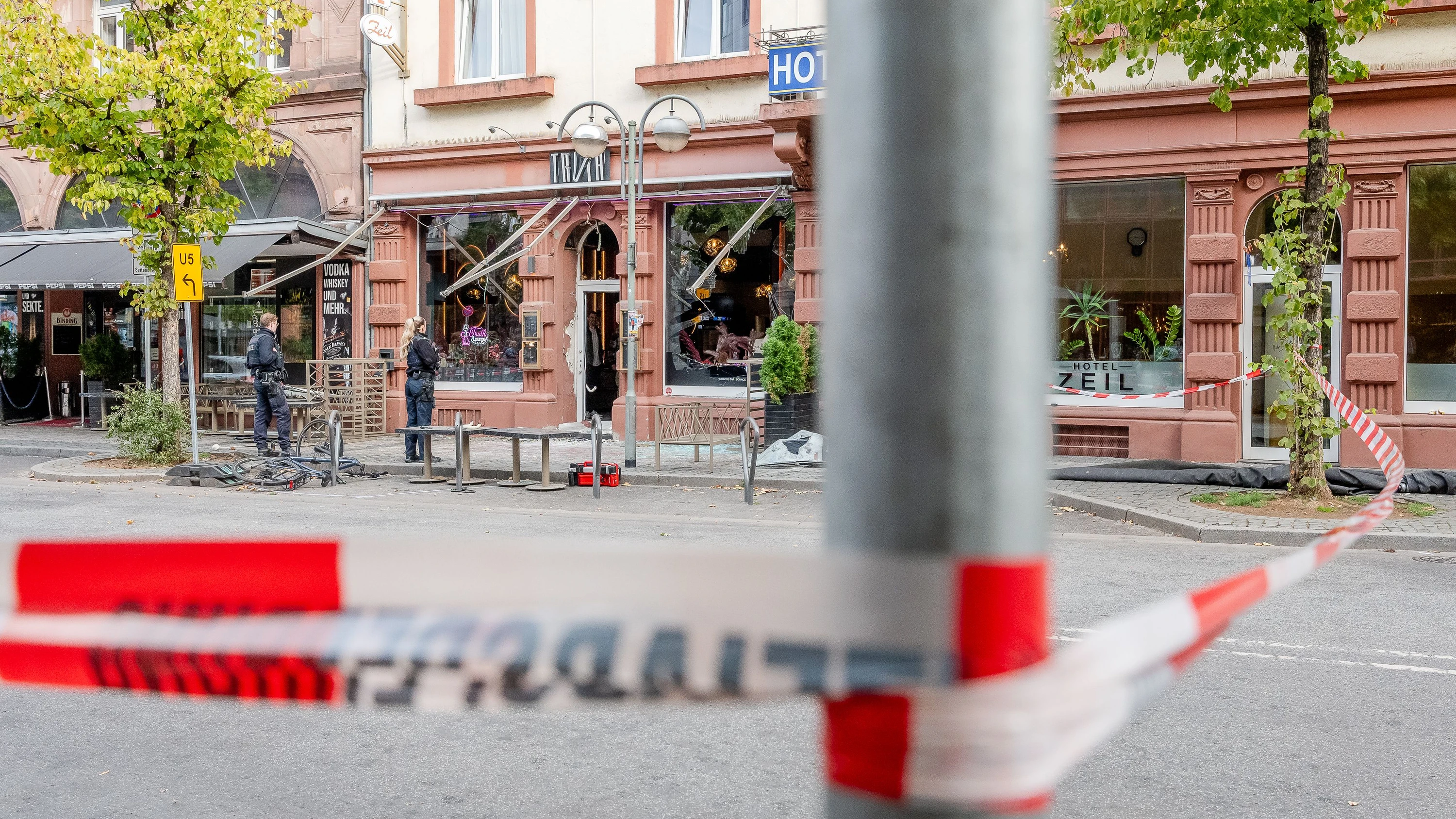 Abgesperrter Tatort: In der „Truth Lounge“, einer Shisha-Bar, kam es ebenfalls zu einer Explosion. - Michael Braunschädel