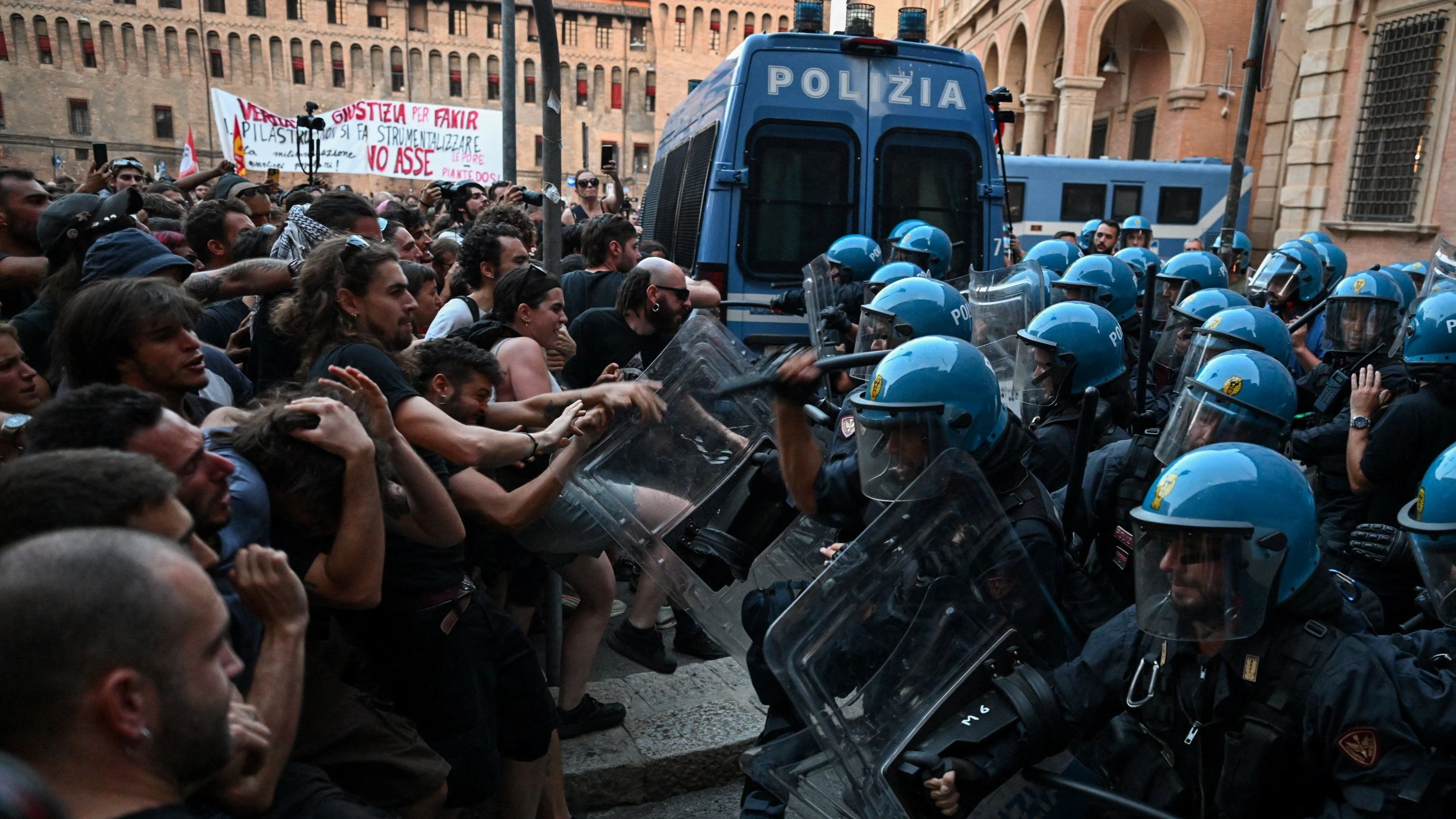 Bologna: Proteste in Italien nach Tod von Einwanderer bei Polizeieinsatz Bologna: Proteste in Italien nach Tod von Einwanderer bei Polizeieinsatz