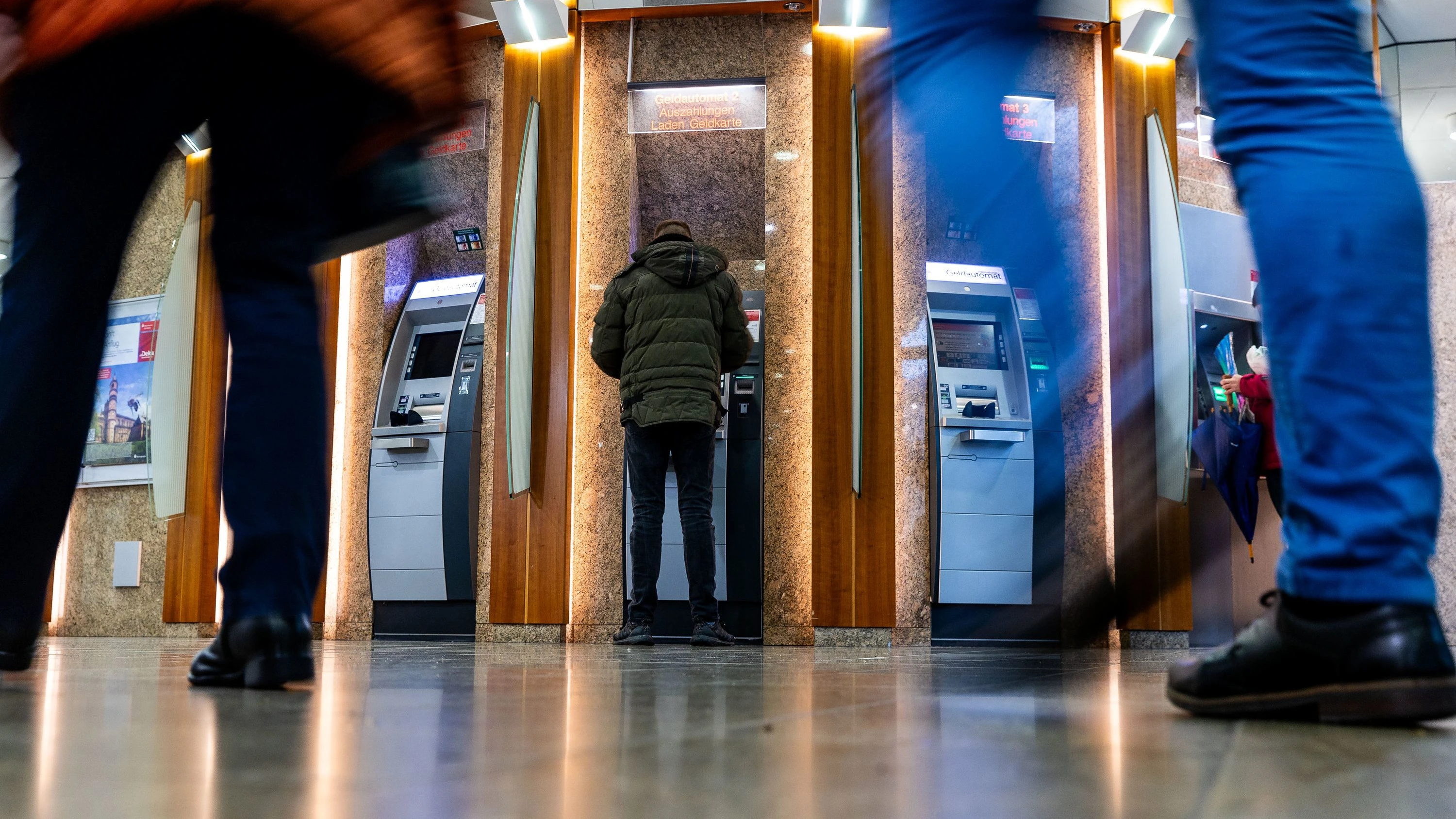 Bild: Banking am Automaten: Generation Filiale
