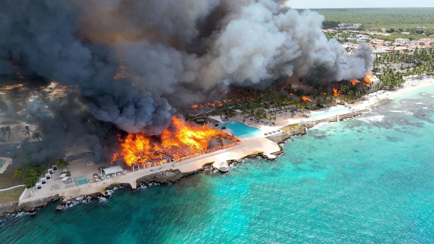 Das Hotel Viva Wyndham Dominicus Beach steht in Flammen. - Reuters