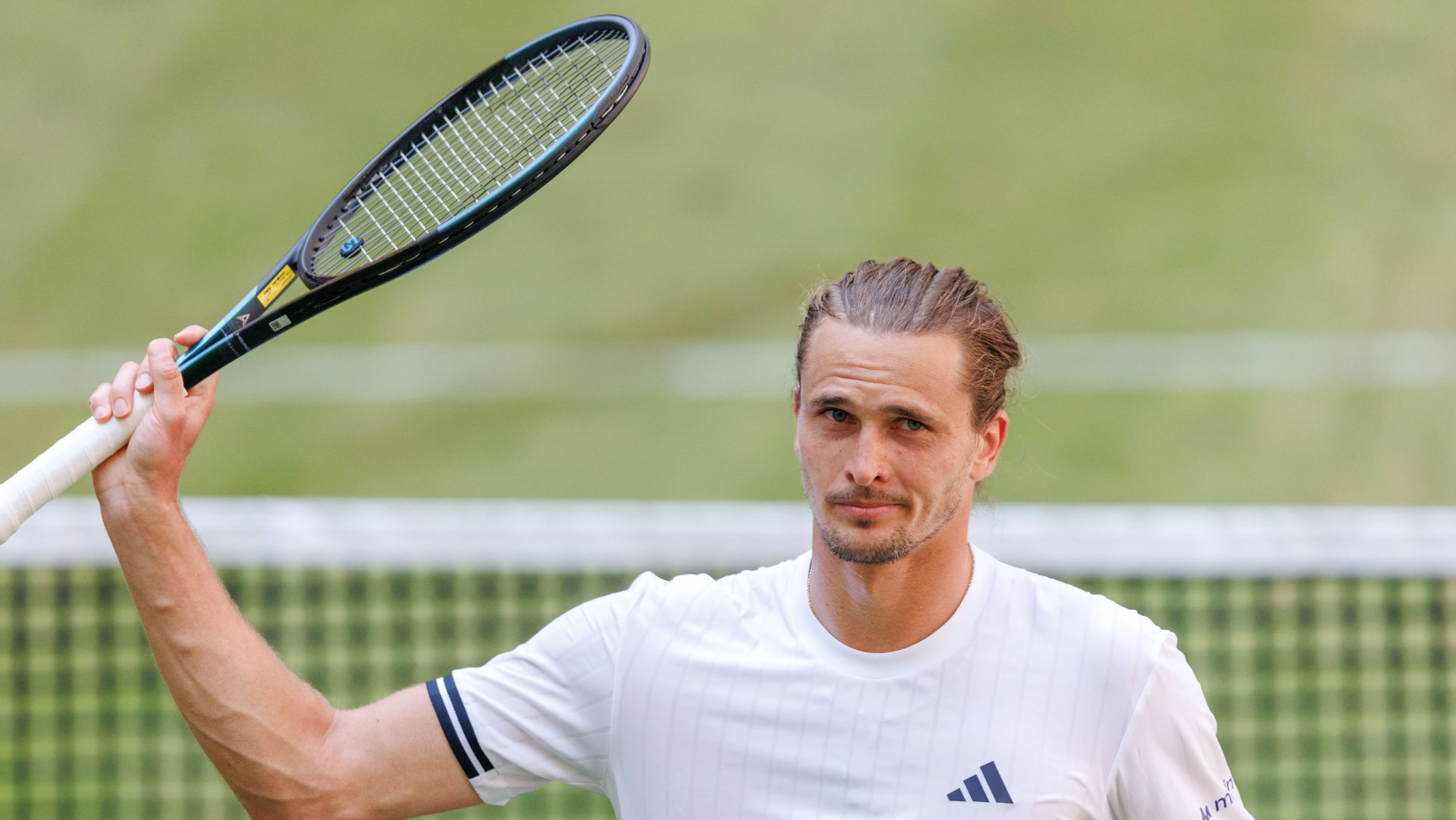 Eine Runde weiter: Alexander Zverev winkt ins Publikum - dpa