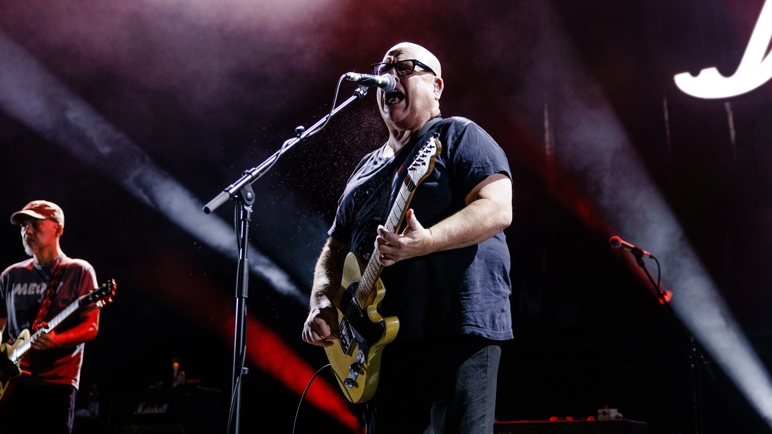 Seit 40 Jahren mal leise, mal laut: Black Francis (rechts) und Joey Santiago (links) sind mit den Pixies auf Tour. - Emil Eichinger