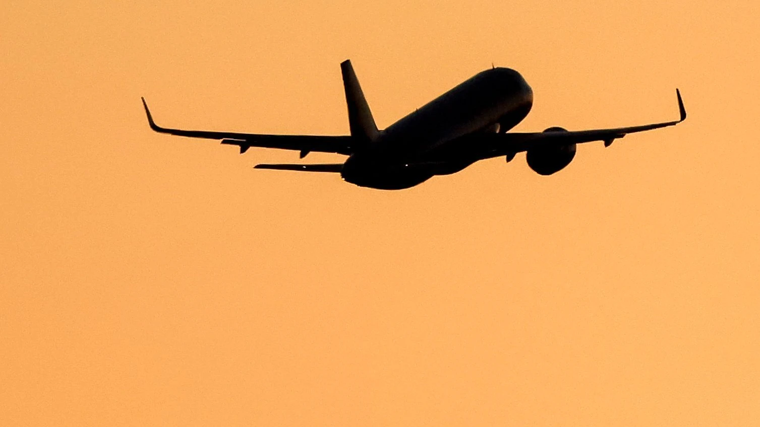 Können hohe Preise für Flugtickets durch eine von der Bundesregierung versprochene Steuersenkung vermieden werden? - dpa
