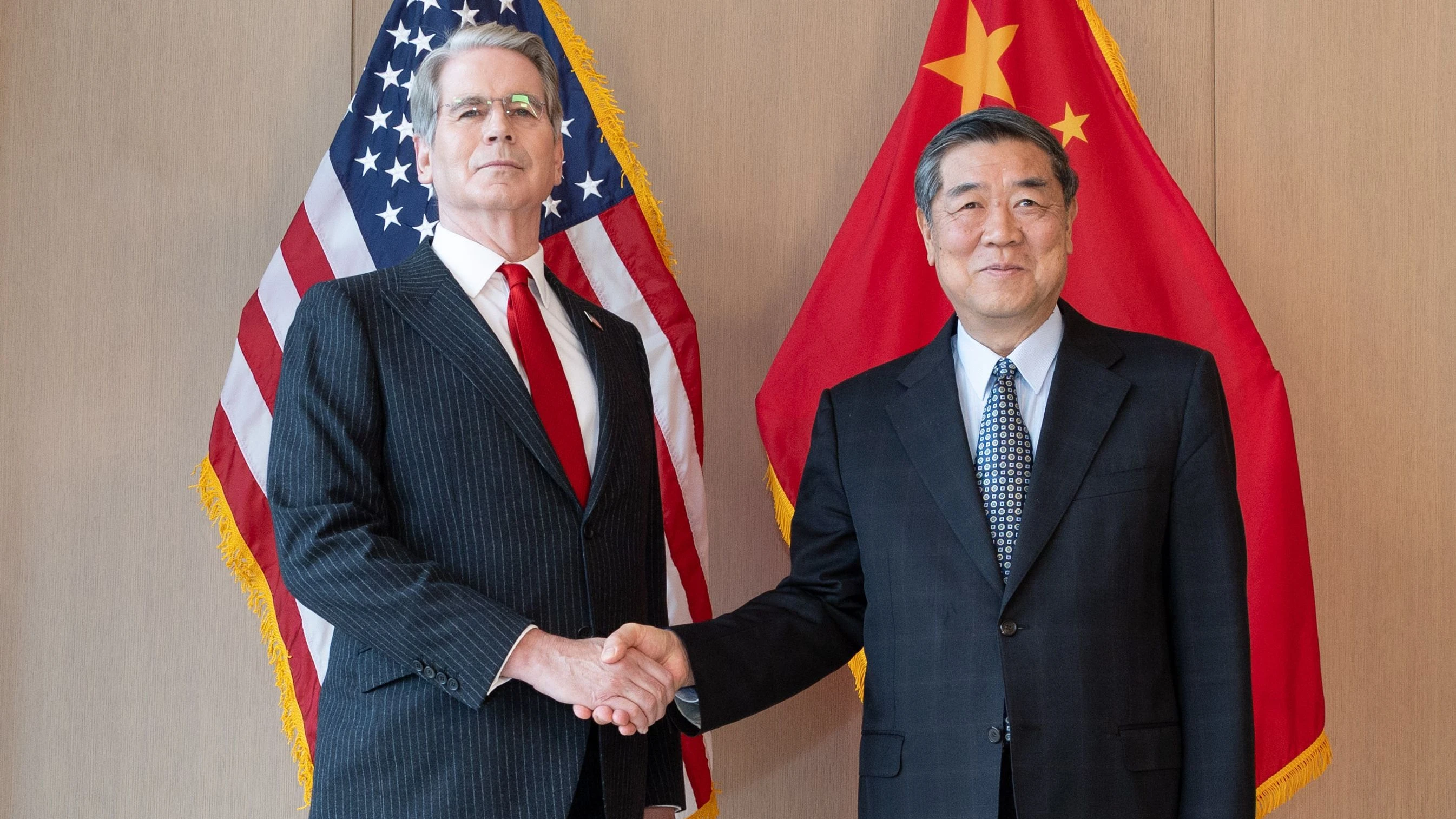 Scott Bessent und He Lifeng am Sonntag in New York. Das Bild wurde von der chinesischen staatlichen Nachrichtenagentur Xinhua zur Verfügung gestellt. - dpa