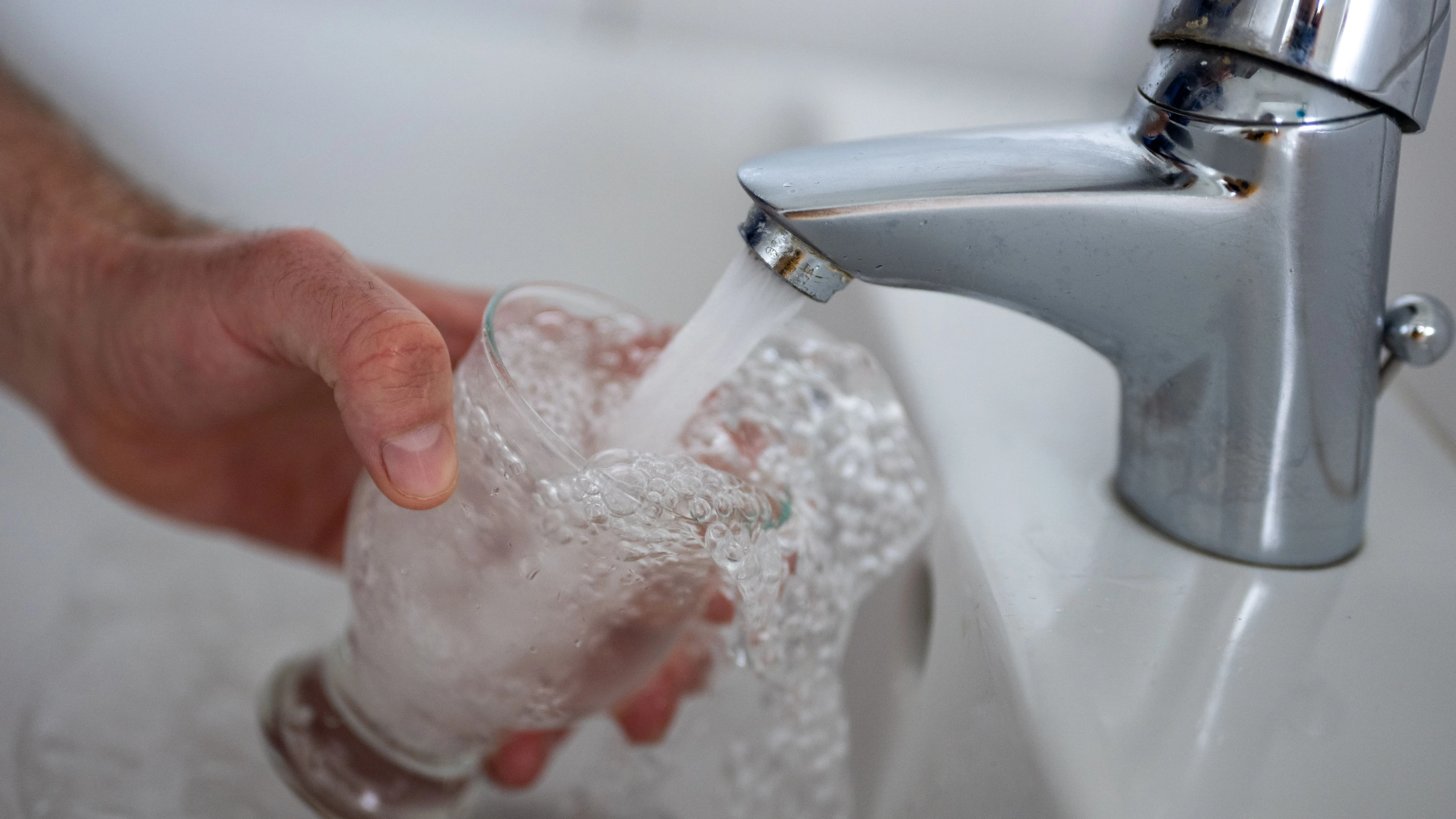 Bakterien im Trinkwasser: Wiesbadener Wasser weiterhin belastet
