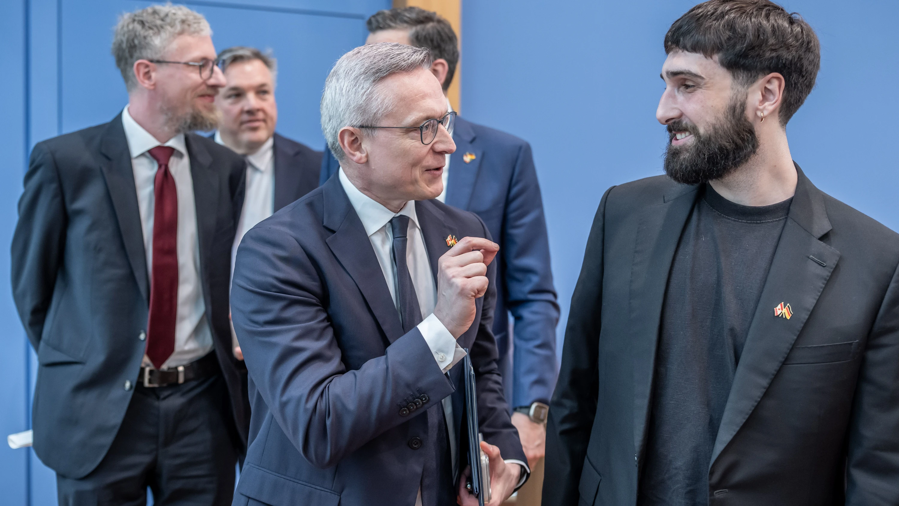 Hochpolitisch: Digitalminister Karsten Wildberger (CDU) im April bei der Ankündigung der Übernahme mit Cohere-Gründer Aidan Gomez - dpa