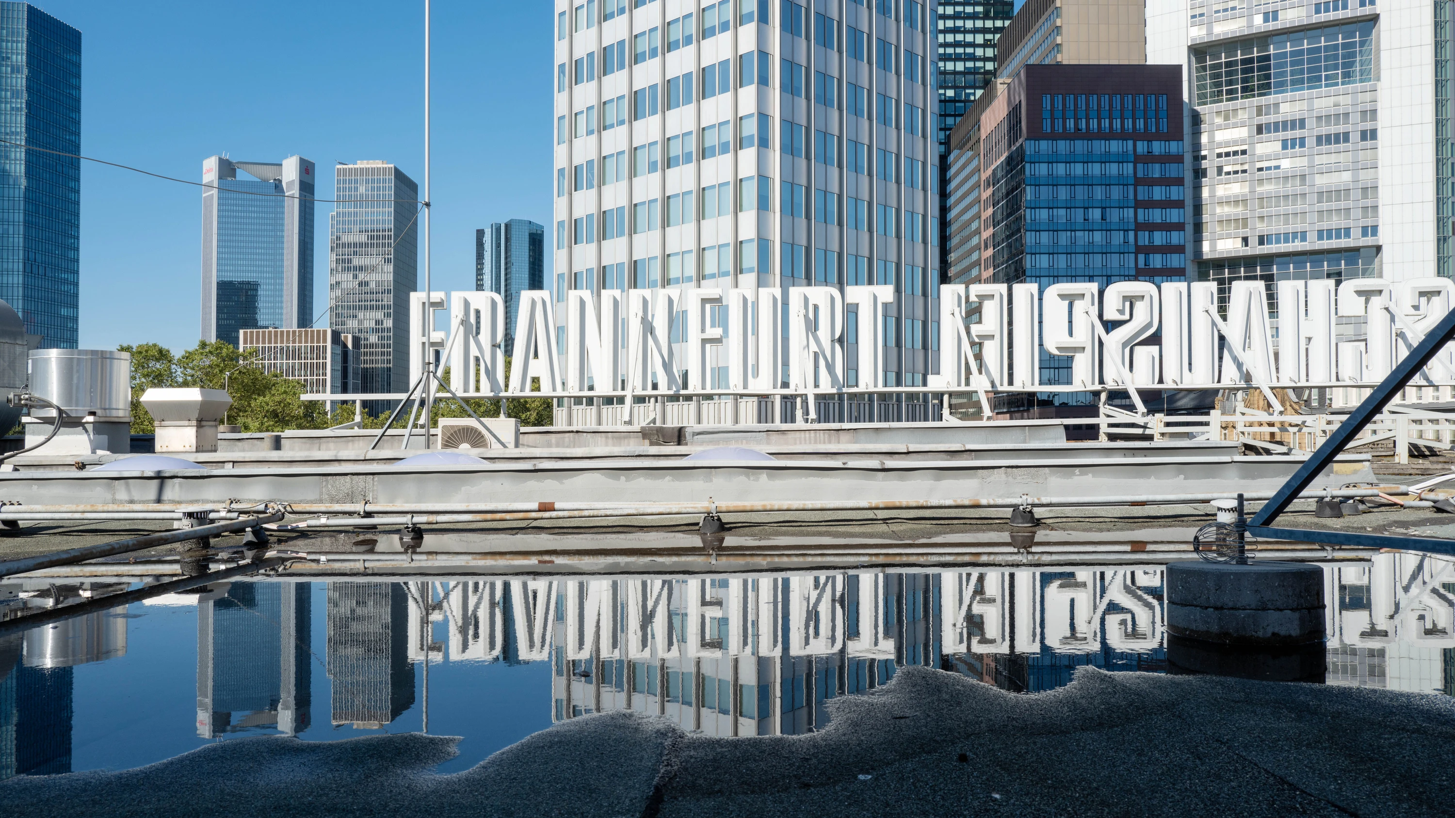 Rhein-Main-Feierabendbriefing: Viele offene Fragen zu den neuen Frankfurter Bühnen Frankfurts Politiker müssen noch viel klären, in Lauterbach ist die Solidarität groß und eine Jugendliche macht Mut. Der F.A.Z.-Podcast Rhein-Main Feierabend-Briefing informiert über die Themen der Region.