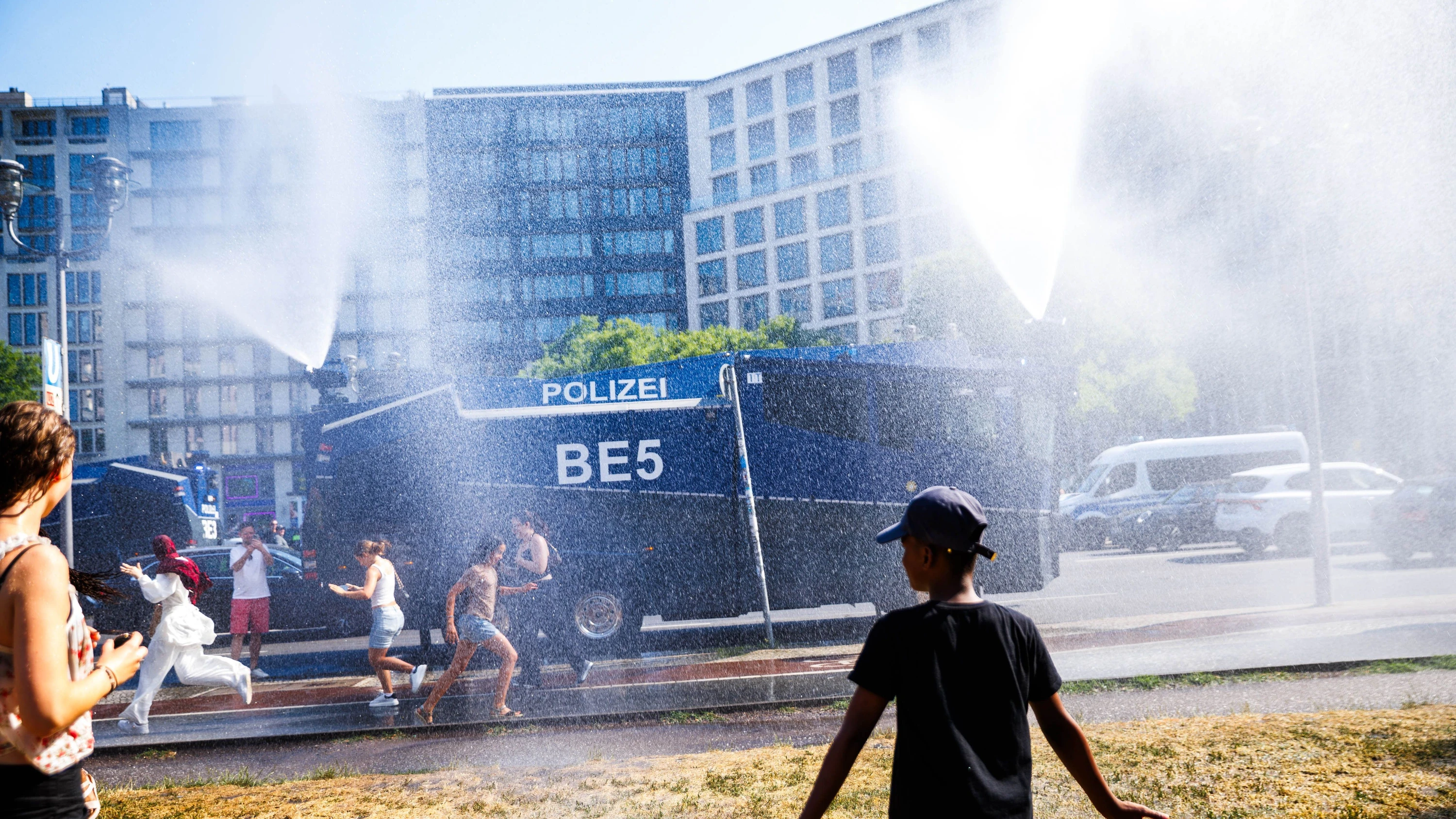Hitzerekorde in Deutschland: Wasserwerfer kühlen Menschen in Berlin