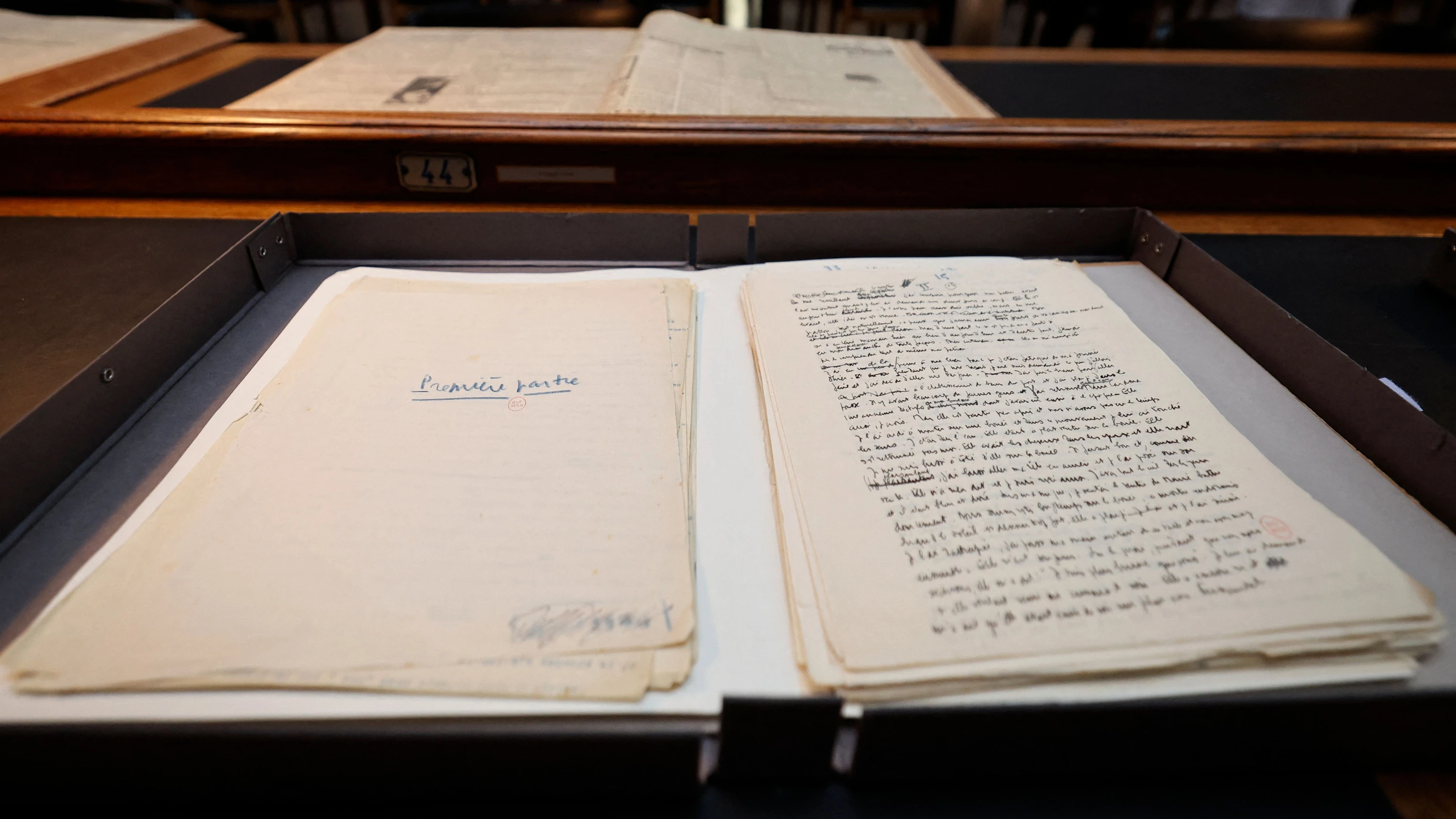 Für 9 Millionen Euro hat die Französische Nationalbibliothek im Juli 2026 den Familiennachlass von Albert Camus erworben. Hier ist der Anfang des Manuskripts des Romans „Der Fremde“ aufgeschlagen. - AFP