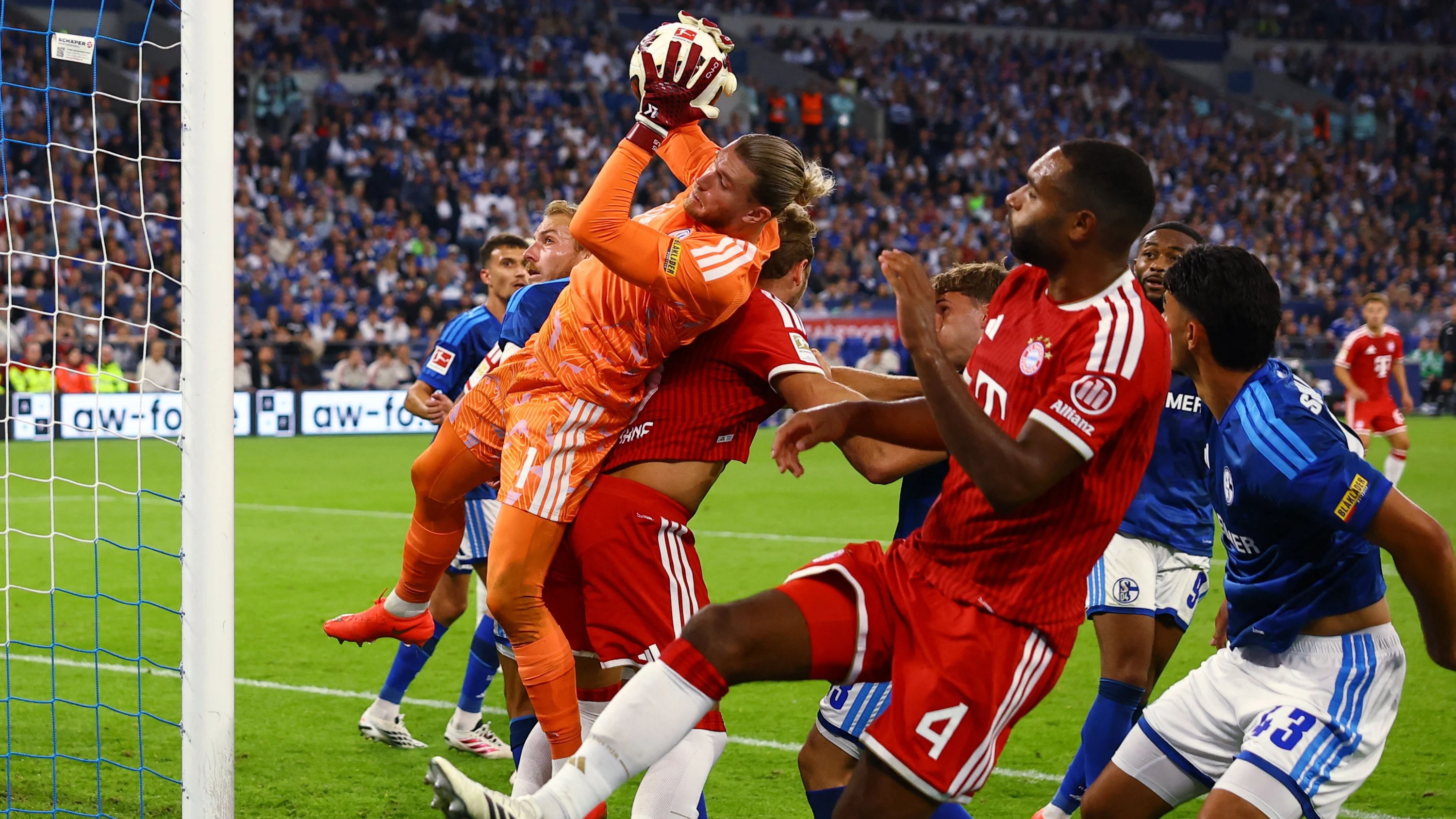 Überzeugend in der Strafraumbeherrschung: Schalkes Torwart Loris Karius (oranges Trikot) - Reuters