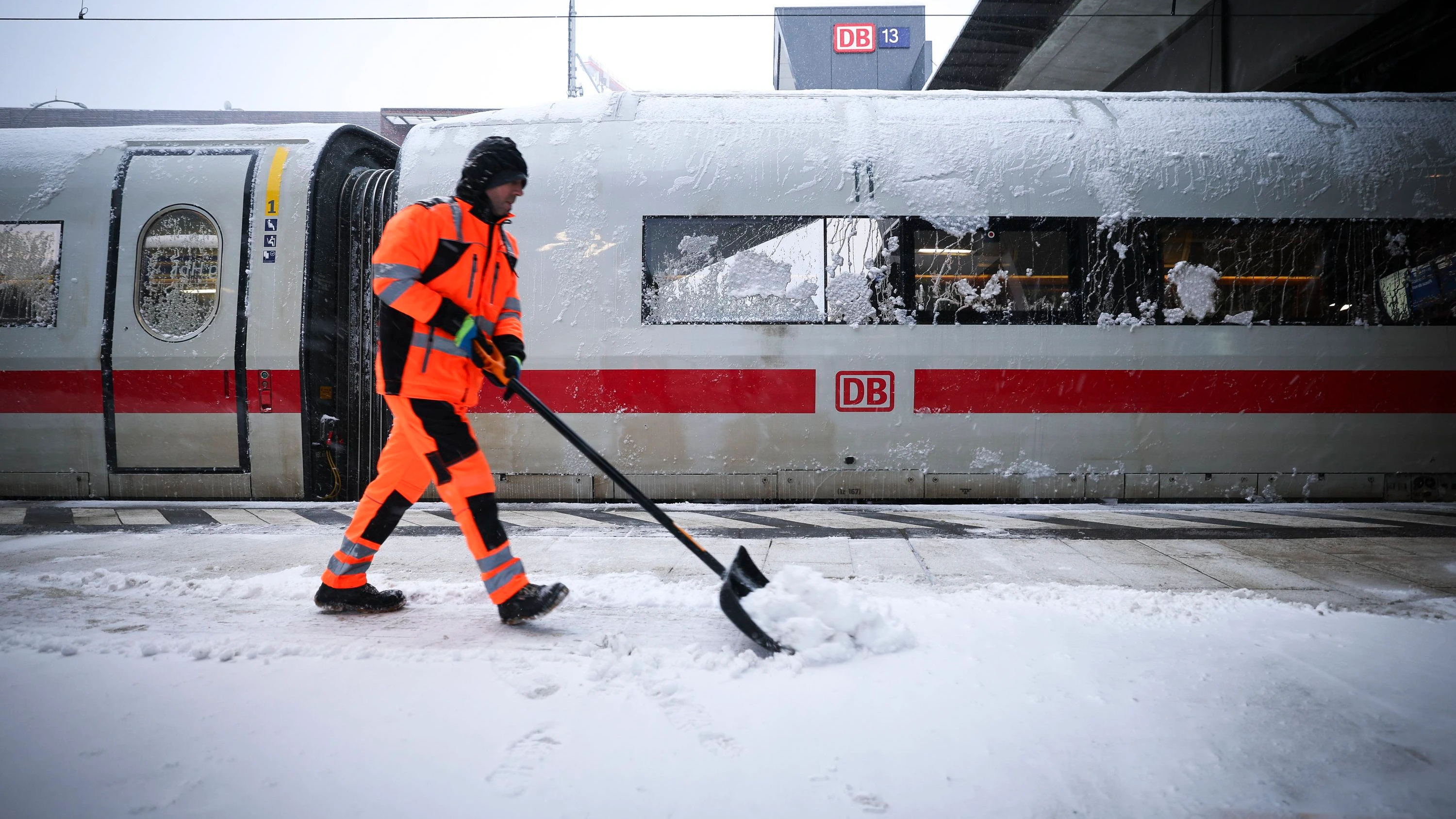 Liveblog zum Schneesturm: Bahn kann Dauer der Einschränkungen nicht abschätzen Liveblog zum Schneesturm: Bahn kann Dauer der Einschränkungen nicht abschätzen