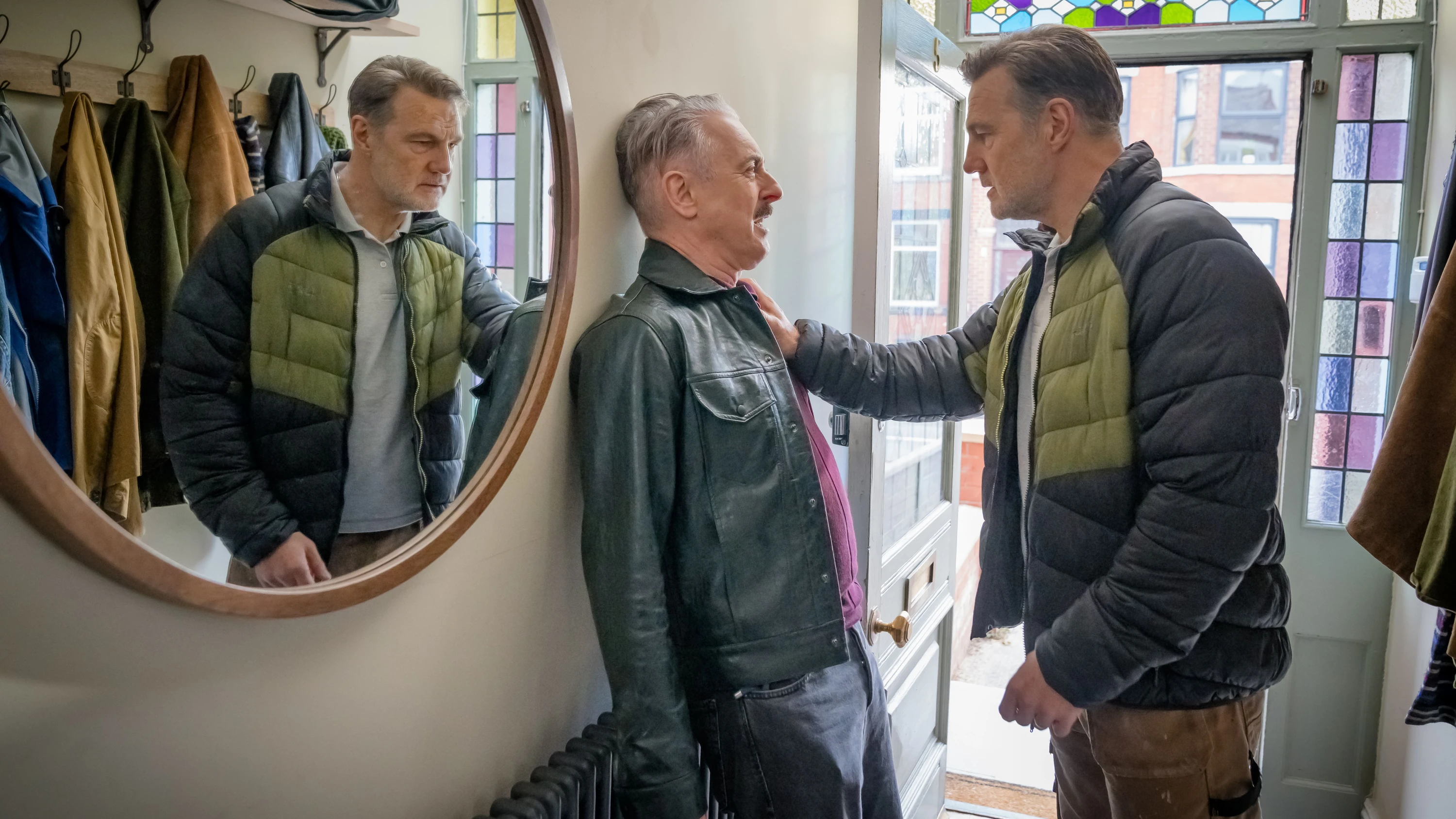 Leo (Alan Cumming, li.) wird von seinem aggressiven Nachbarn Clive (David Morrissey) angegangen. - dpa