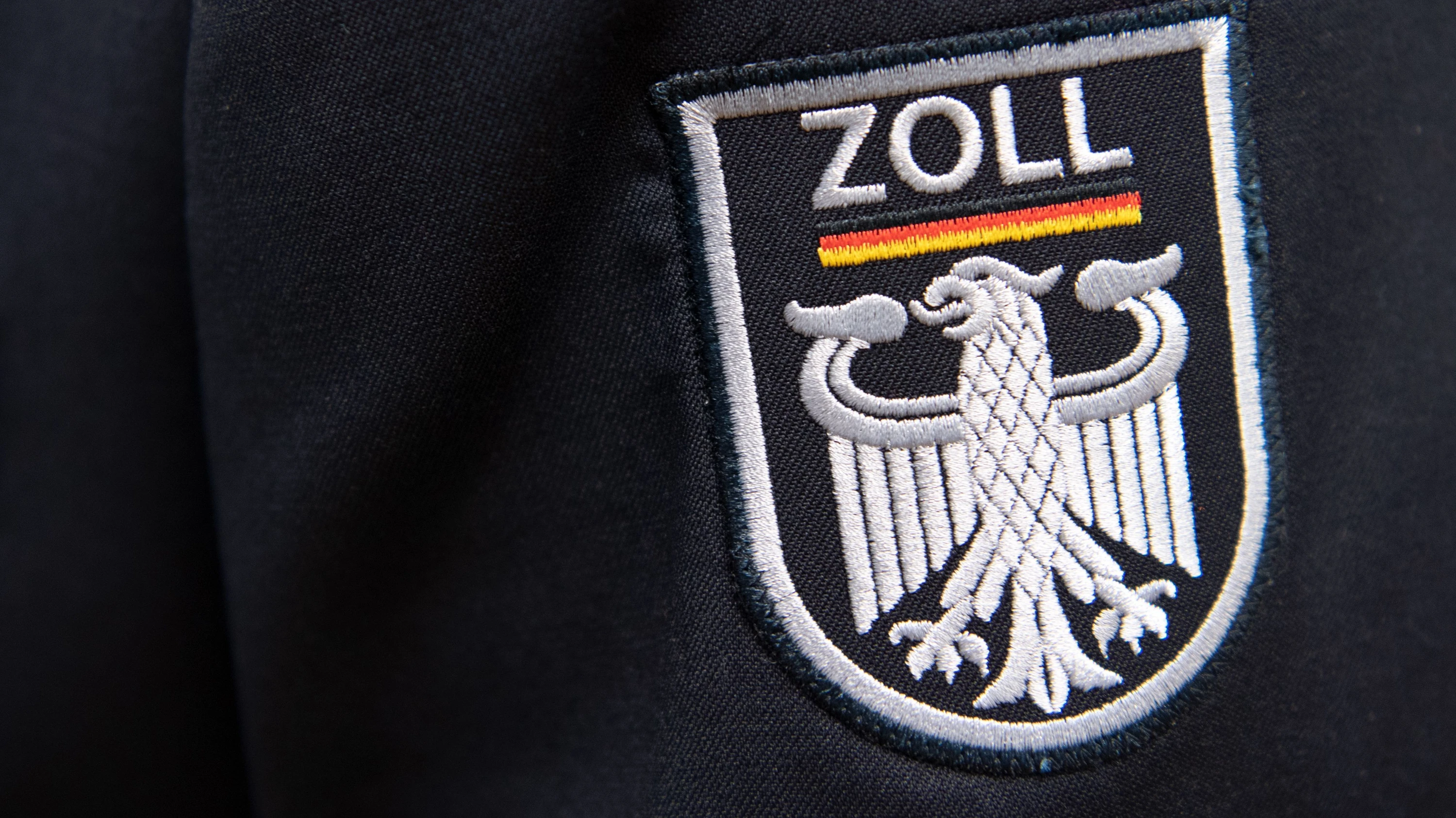 Die Ermittlungen richten sich gegen zwei Männer und eine Frau im Alter von 34 bis 45 Jahren. - dpa