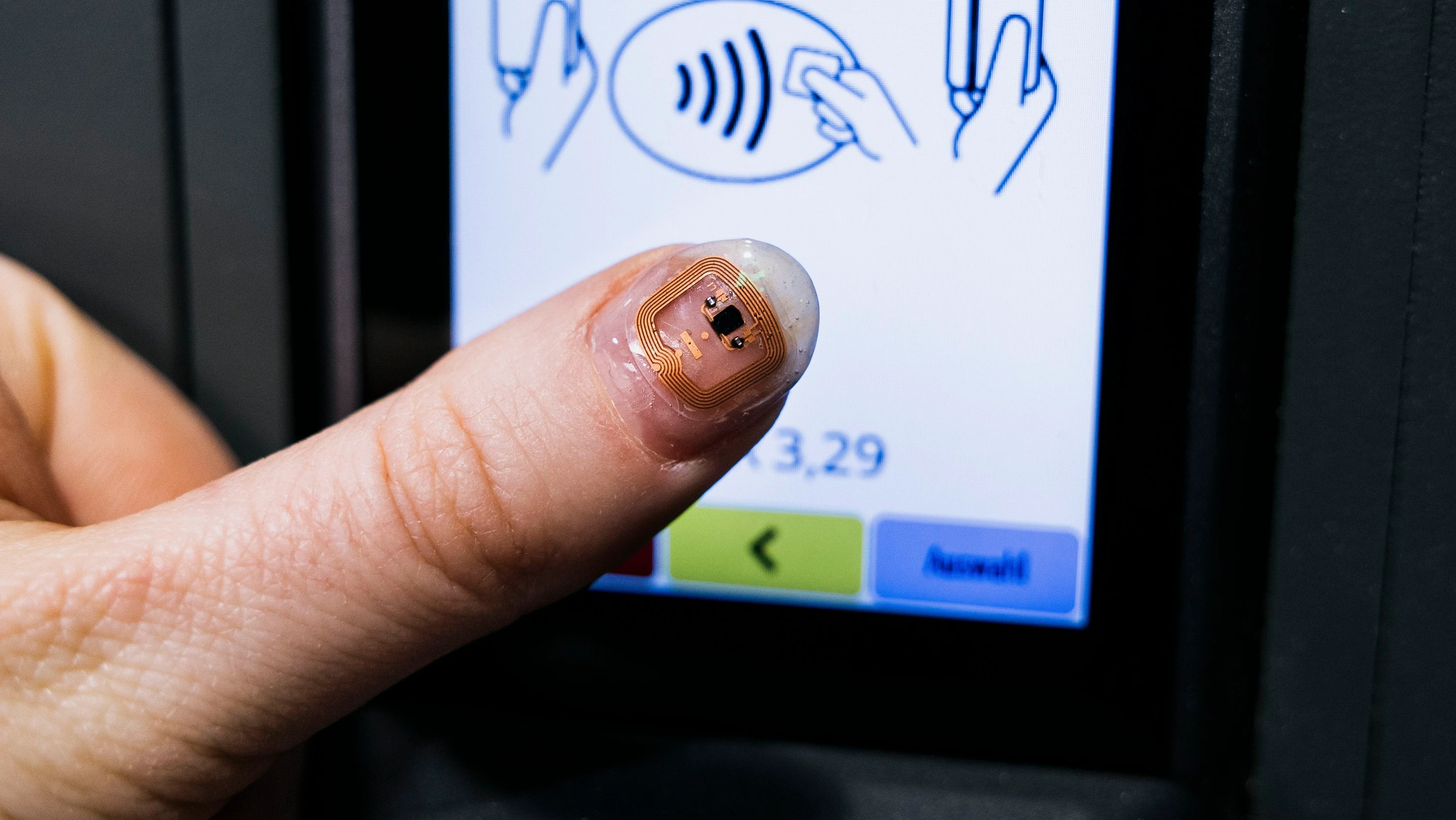 Selbsttest im Bargeldland: So zahlt es sich mit einem Chip auf dem Fingernagel