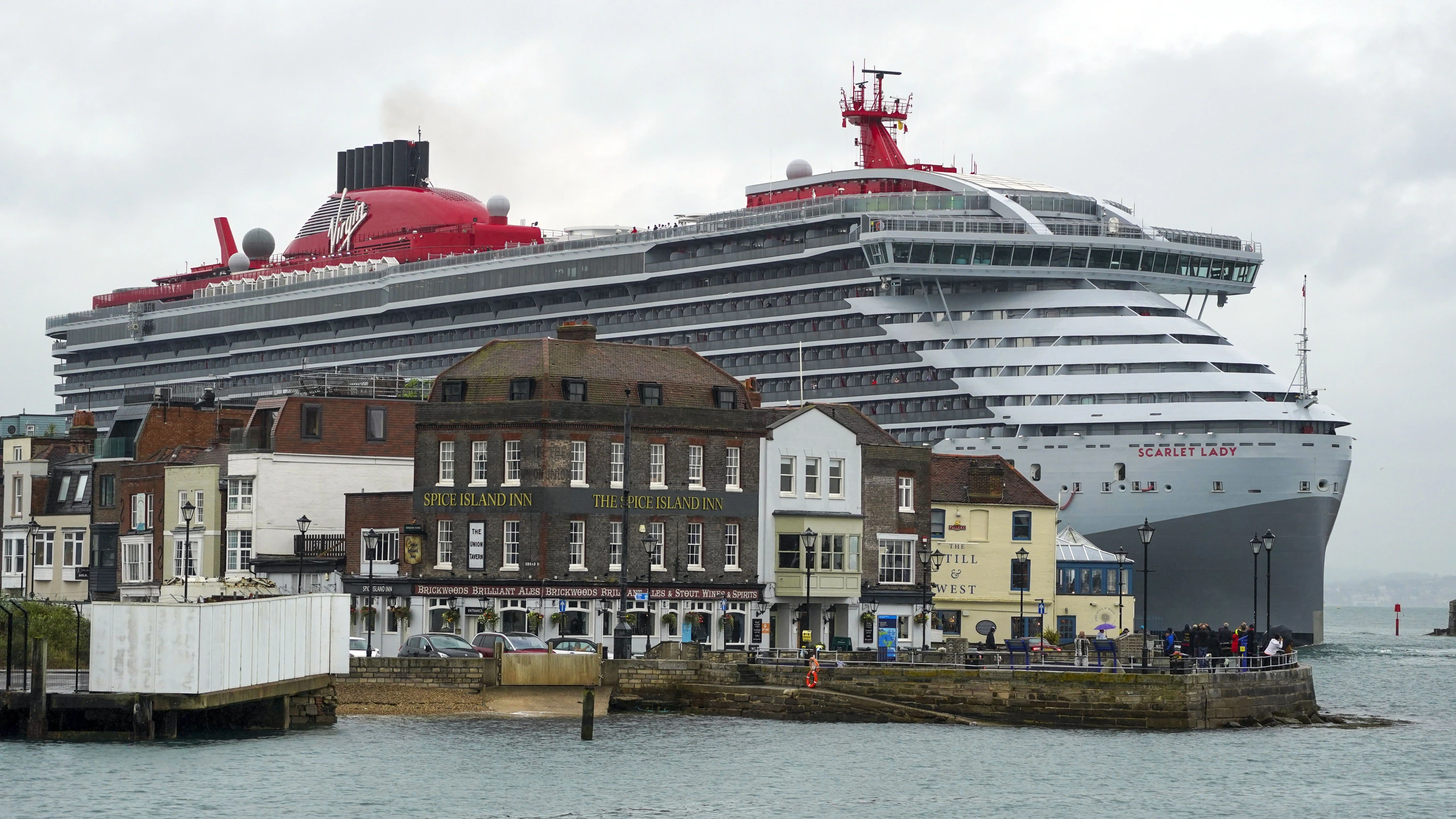 Das Luxuskreuzfahrtschiff „Scarlet Lady“ - dpa