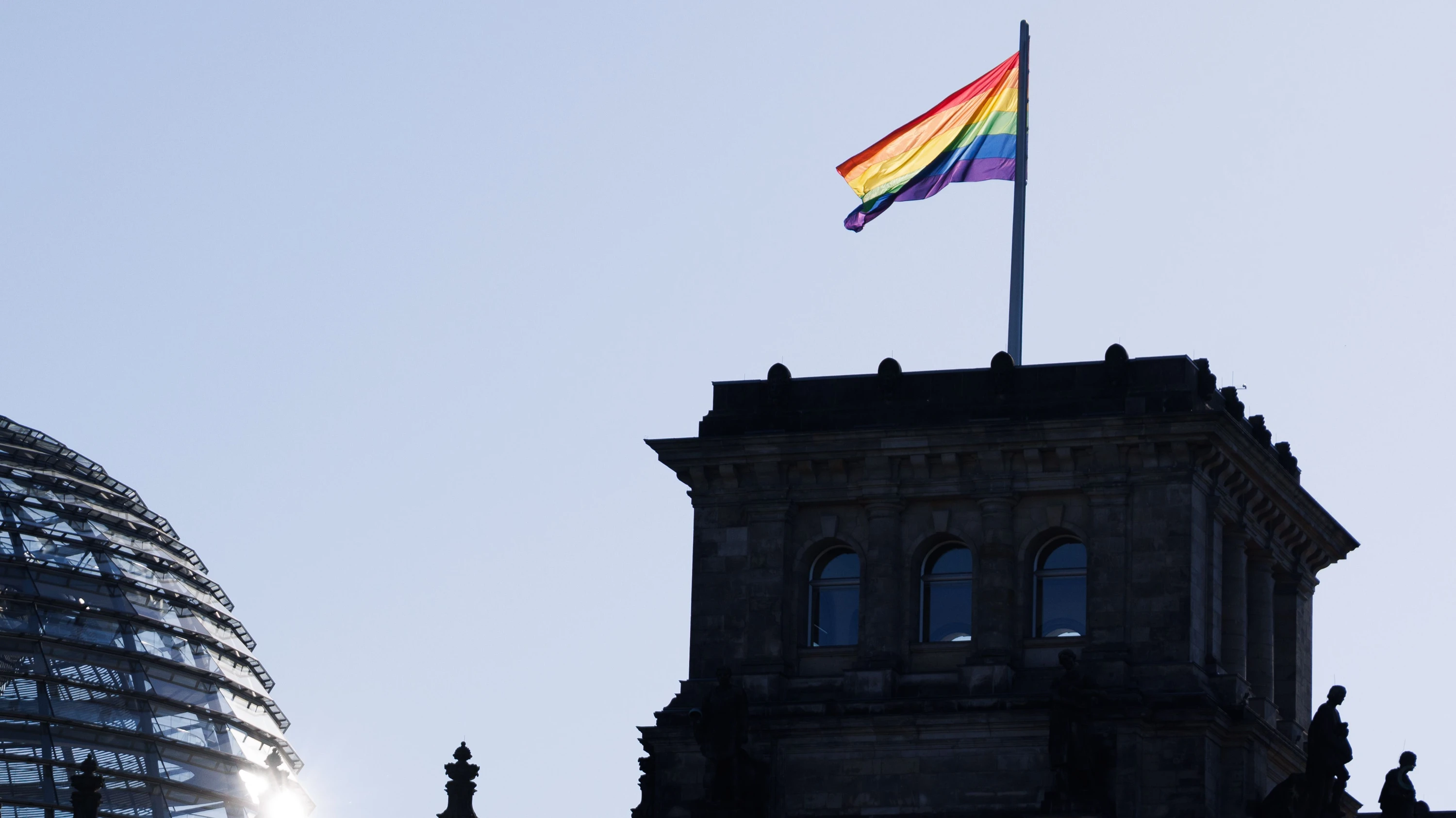 Deutschland-Liveblog: Regenbogenflagge weht auf dem Reichstagsgebäude