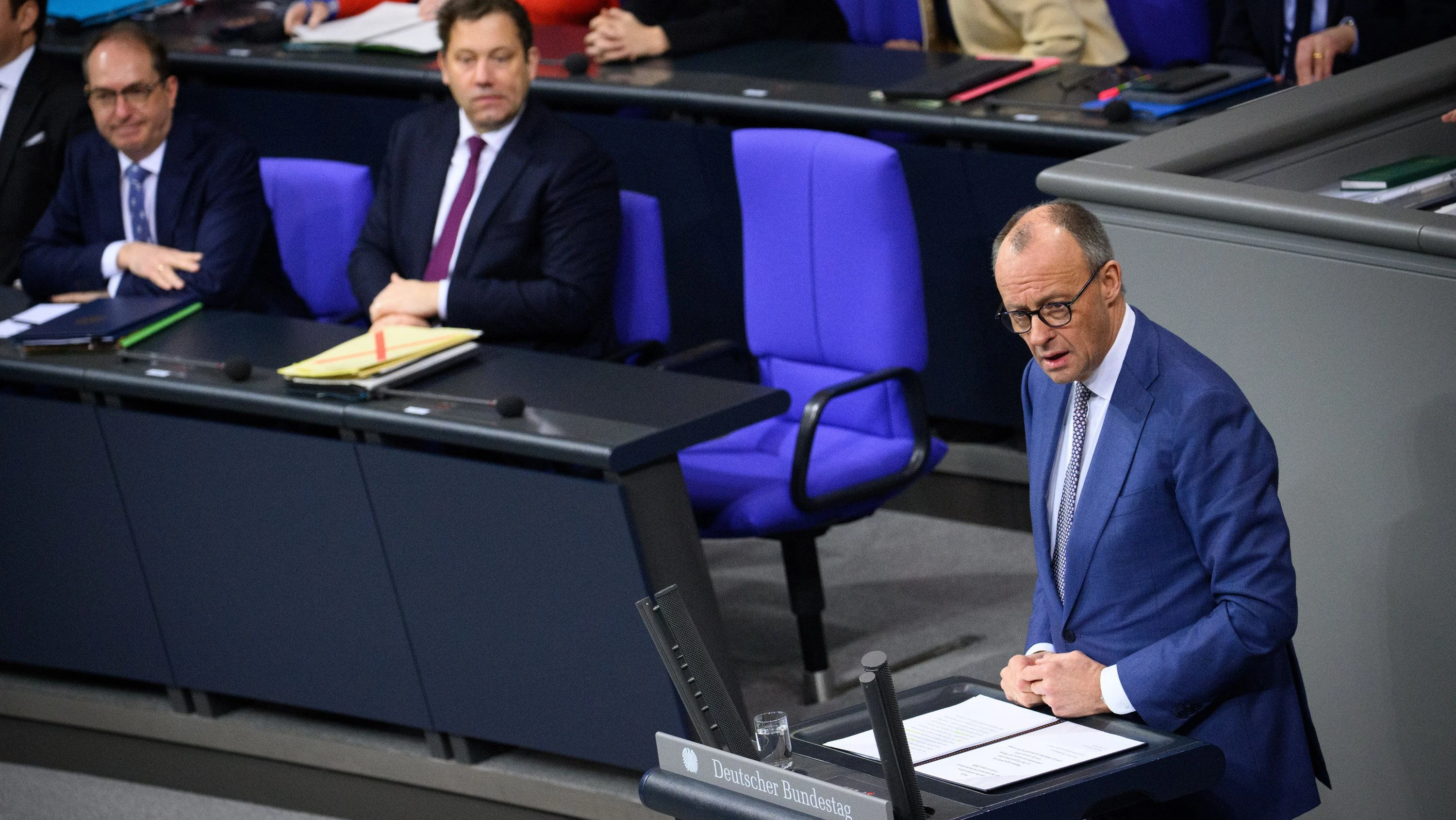 Außenpolitische Debatte: Ungewöhnliches Lob für den Kanzler