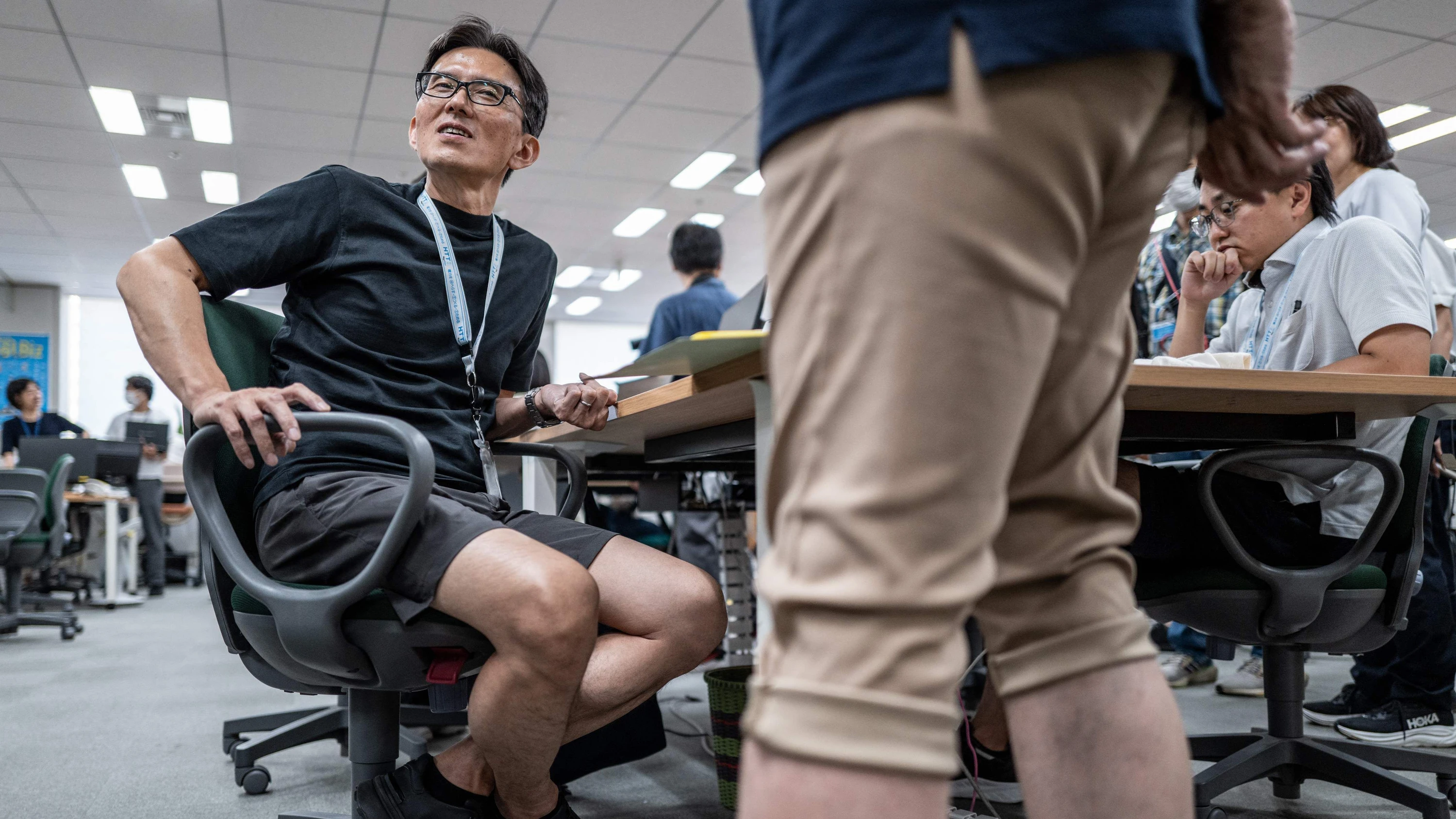 (+) Hitzeschutz in Japan: Von den behaarten Männerbeinen fühlen sich manche Kollegen belästigt