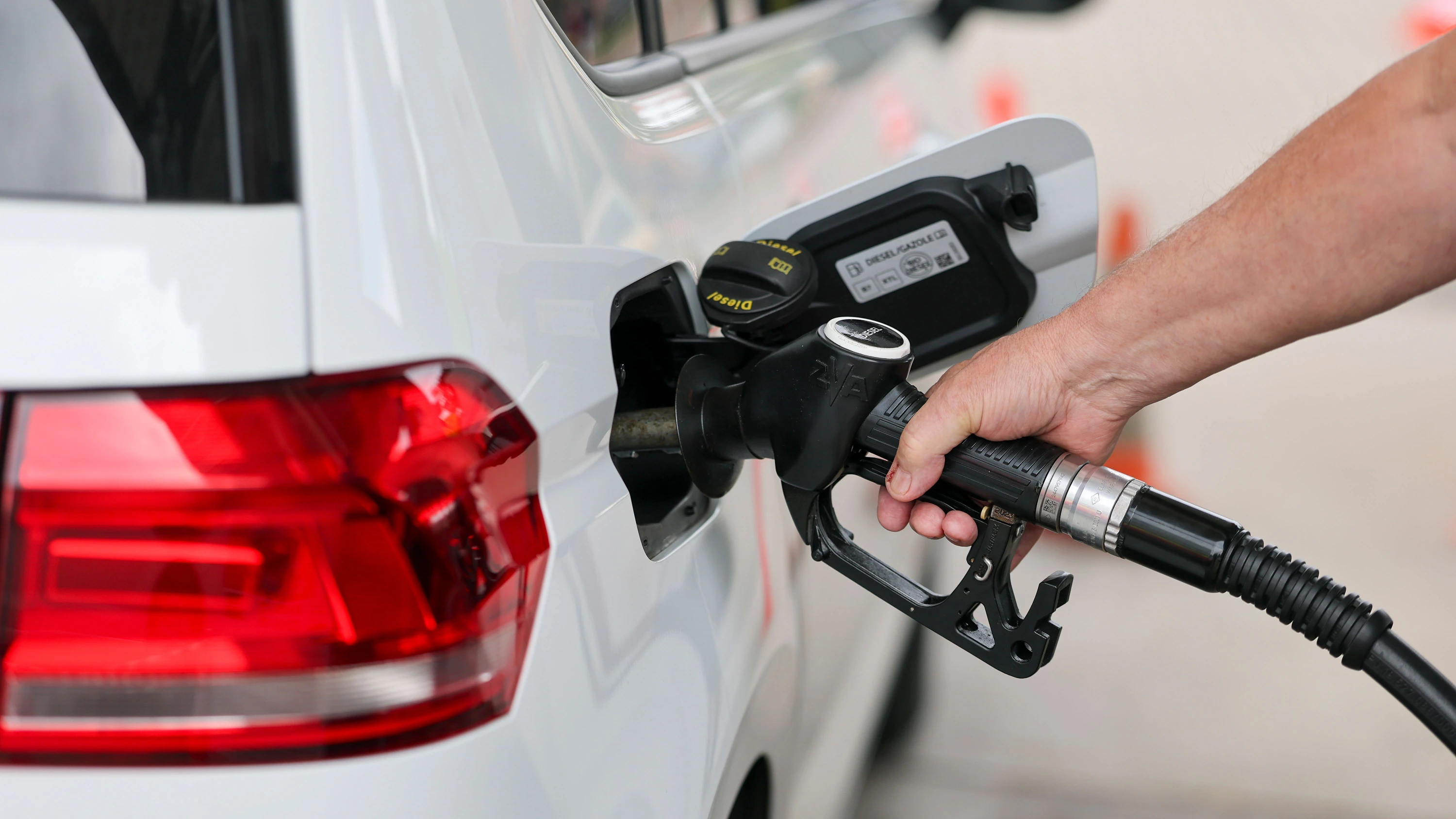 Business-Ticker: ADAC fordert Abschaffung der 12-Uhr-Regel an Tankstellen