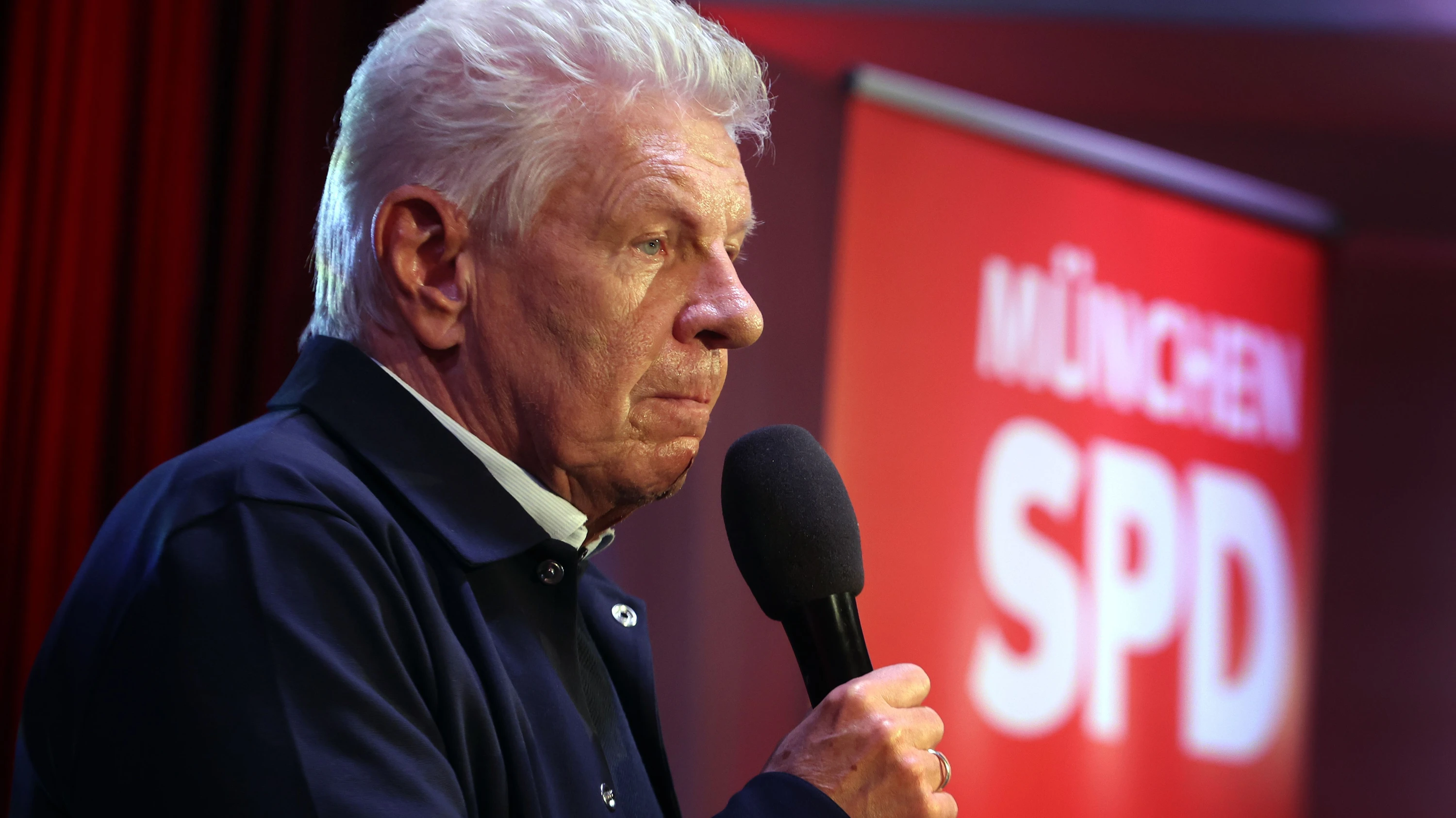 Dieter Reiter (SPD), Oberbürgermeister von München, steht bei der Wahlparty der SPD zur Stichwahl um das Oberbürgermeisteramt auf der Bühne - dpa