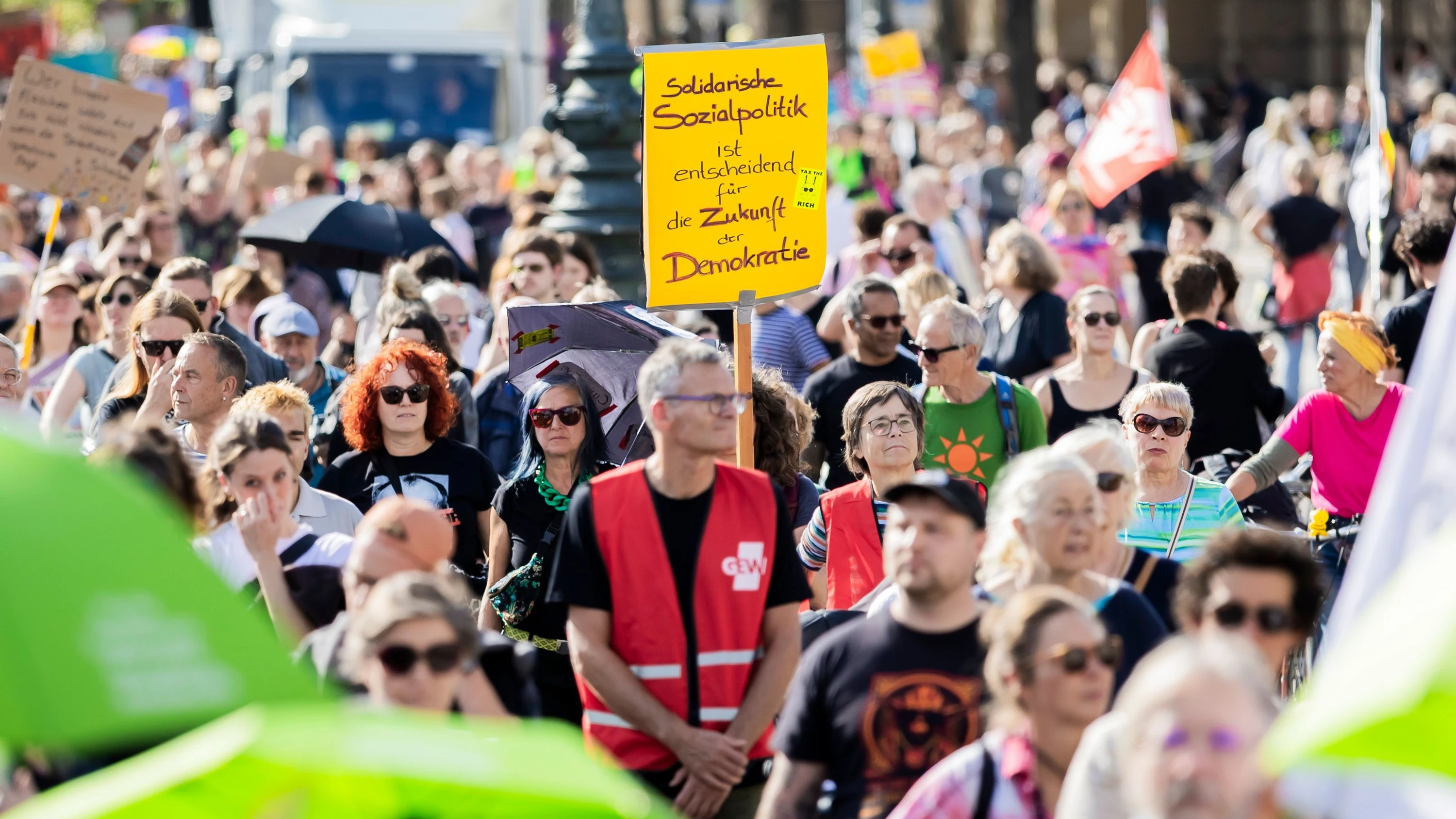 Deutschland-Liveblog: Zehntausende Menschen demonstrieren bundesweit gegen Rechtsextremismus und die AfD