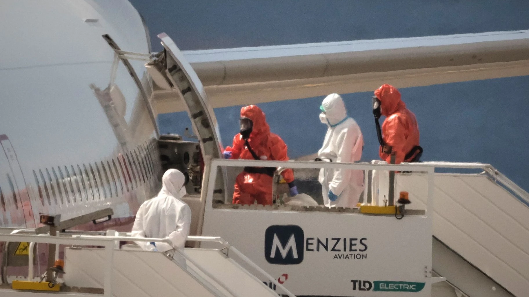 Ein Passagier (Mitte, in weiß) besteigt auf dem Flughafen von Teneriffa ein spanisches Regierungsflugzeug. - dpa
