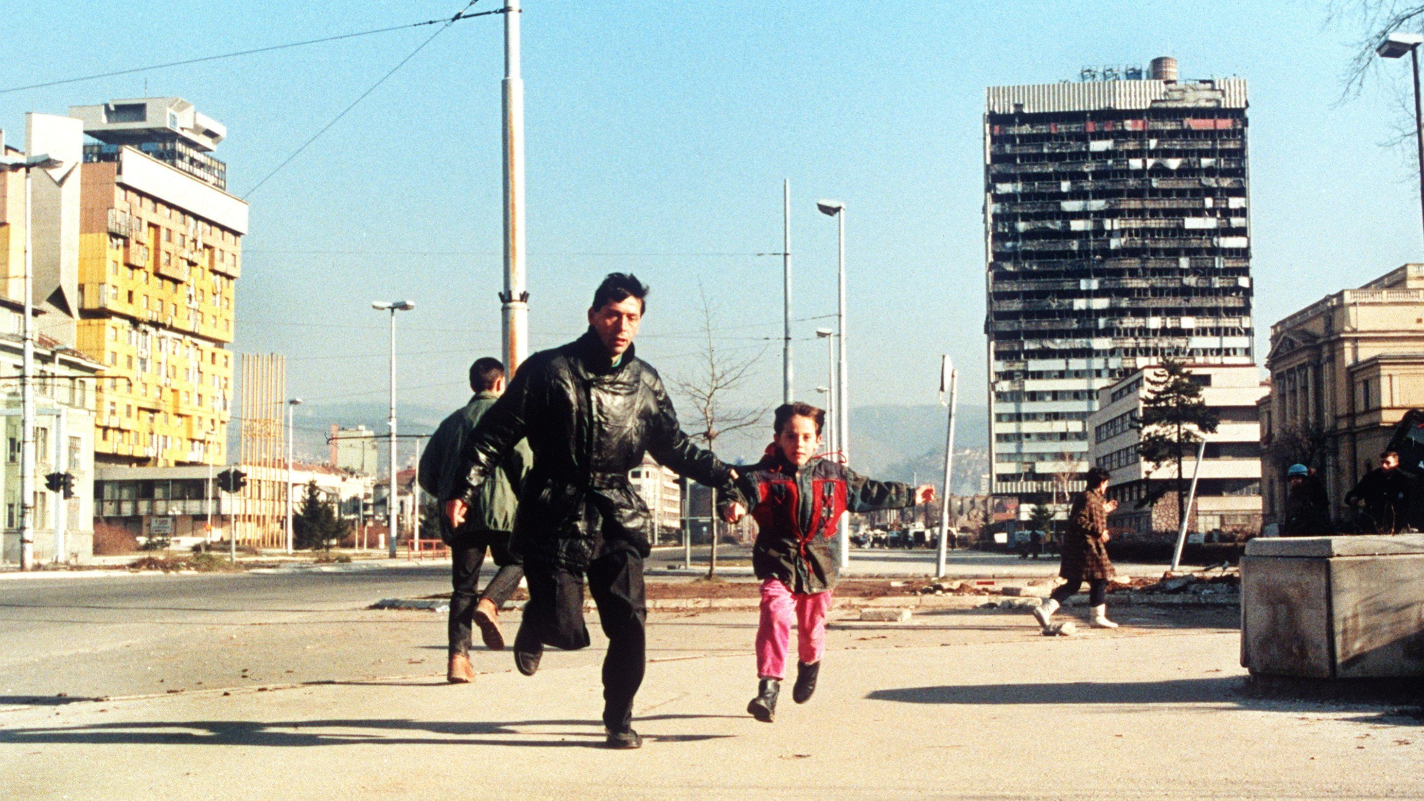 Ein Vater und sein Sohn rennen im Dezember 1994 um ihr Leben, nachdem plötzlich Schüsse aus einem Hinterhalt gefallen sind. - dpa