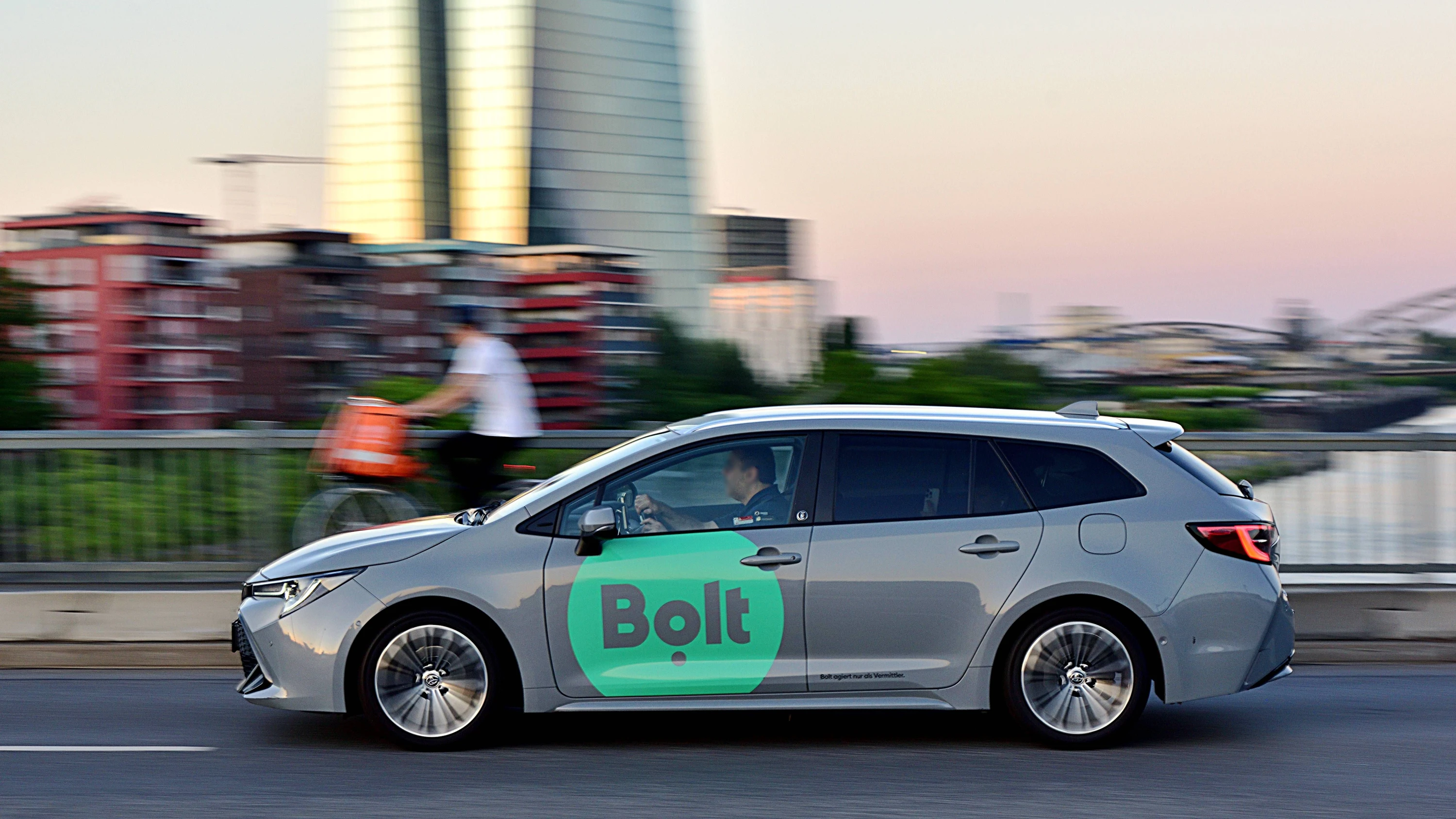 TAxi-Konkurrenz: Illegale Mietwagen: Vermittler widersprechen Stadt TAxi-Konkurrenz: Illegale Mietwagen: Vermittler widersprechen Stadt