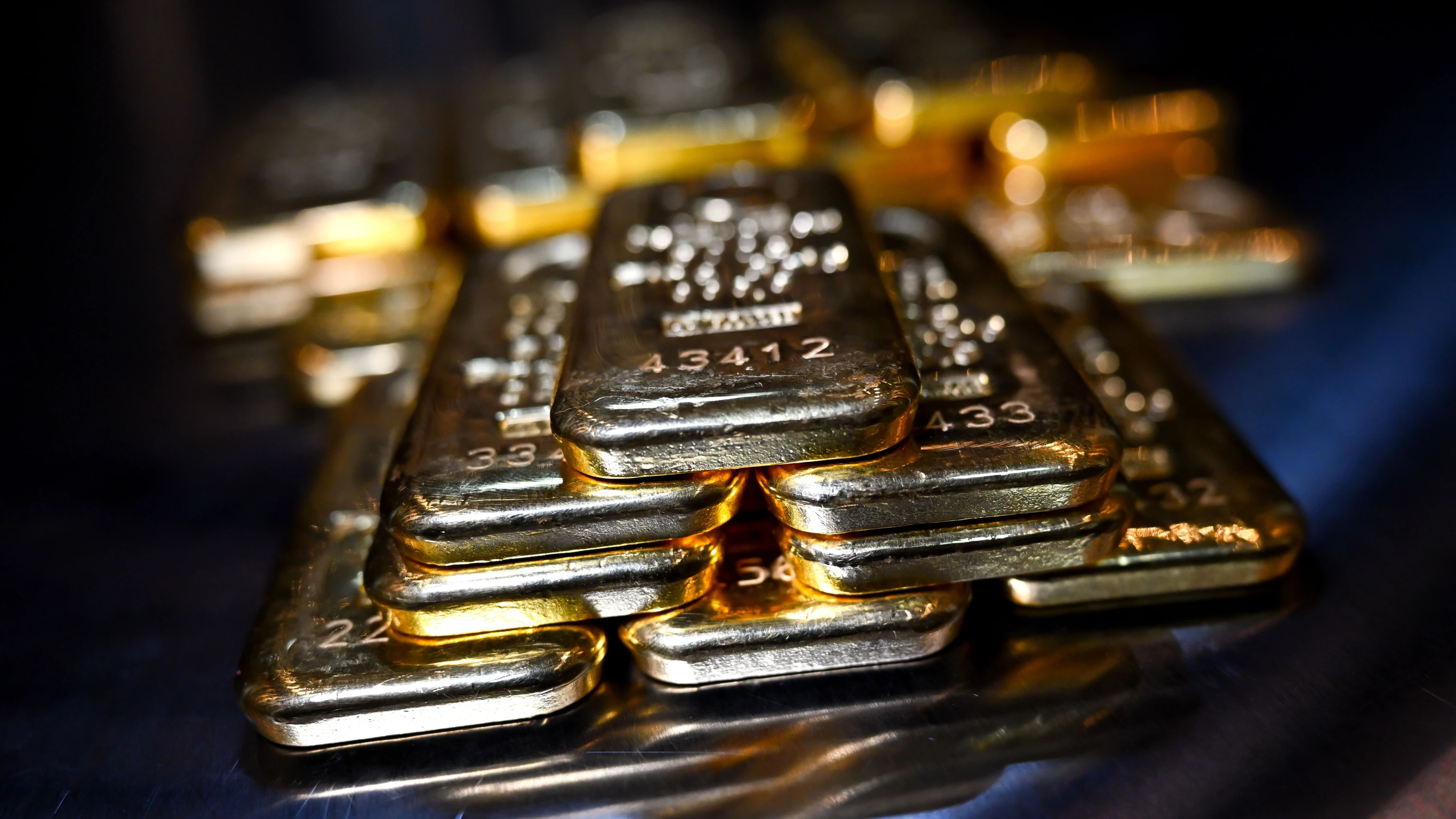 An einem Übergabeort händigten die Opfer Goldbarren und -münzen an einen Unbekannten aus. - dpa