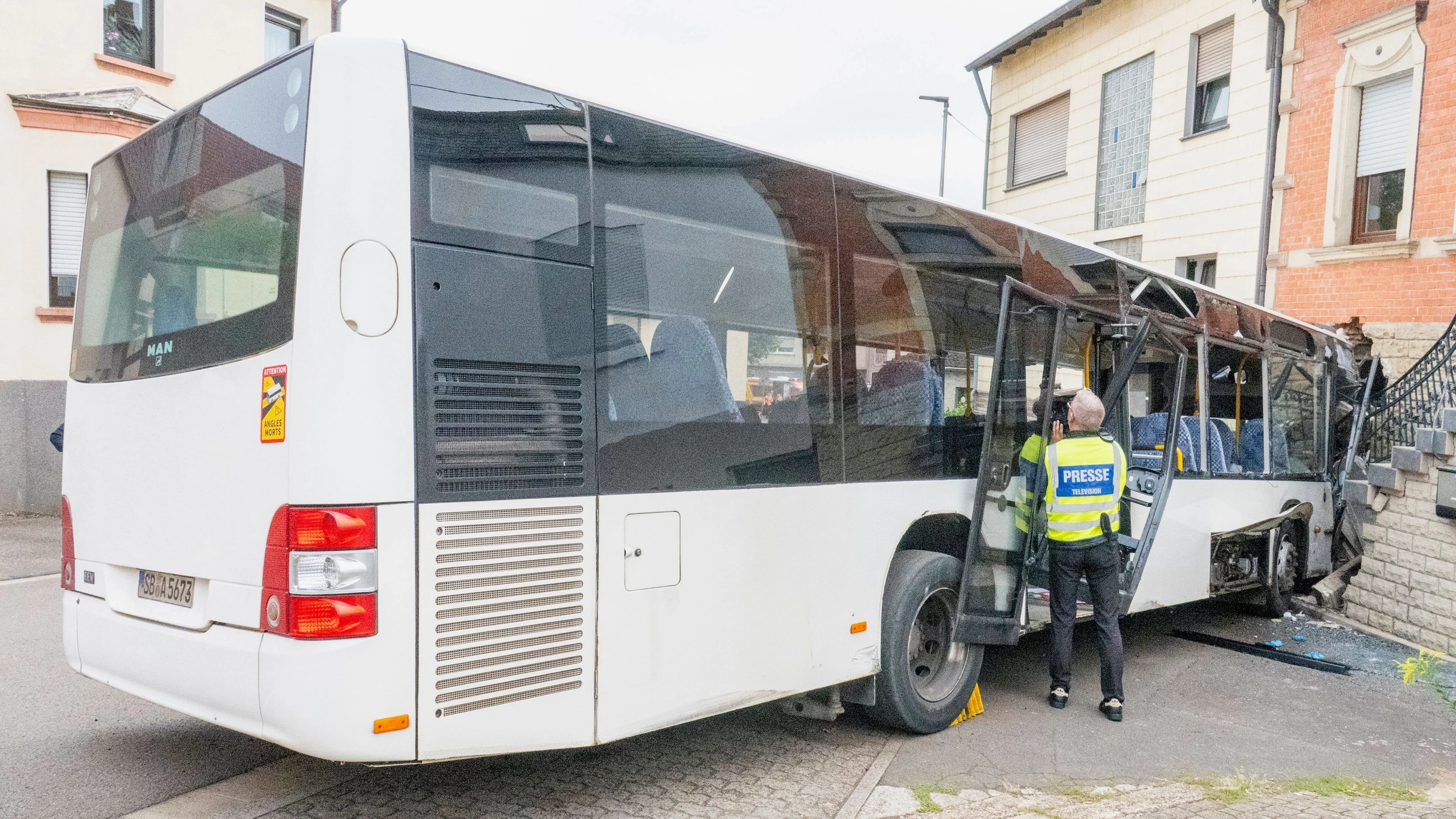14 Verletzte: Schulbus prallt gegen Hauswand – mehrere Kinder verletzt 14 Verletzte: Schulbus prallt gegen Hauswand – mehrere Kinder verletzt