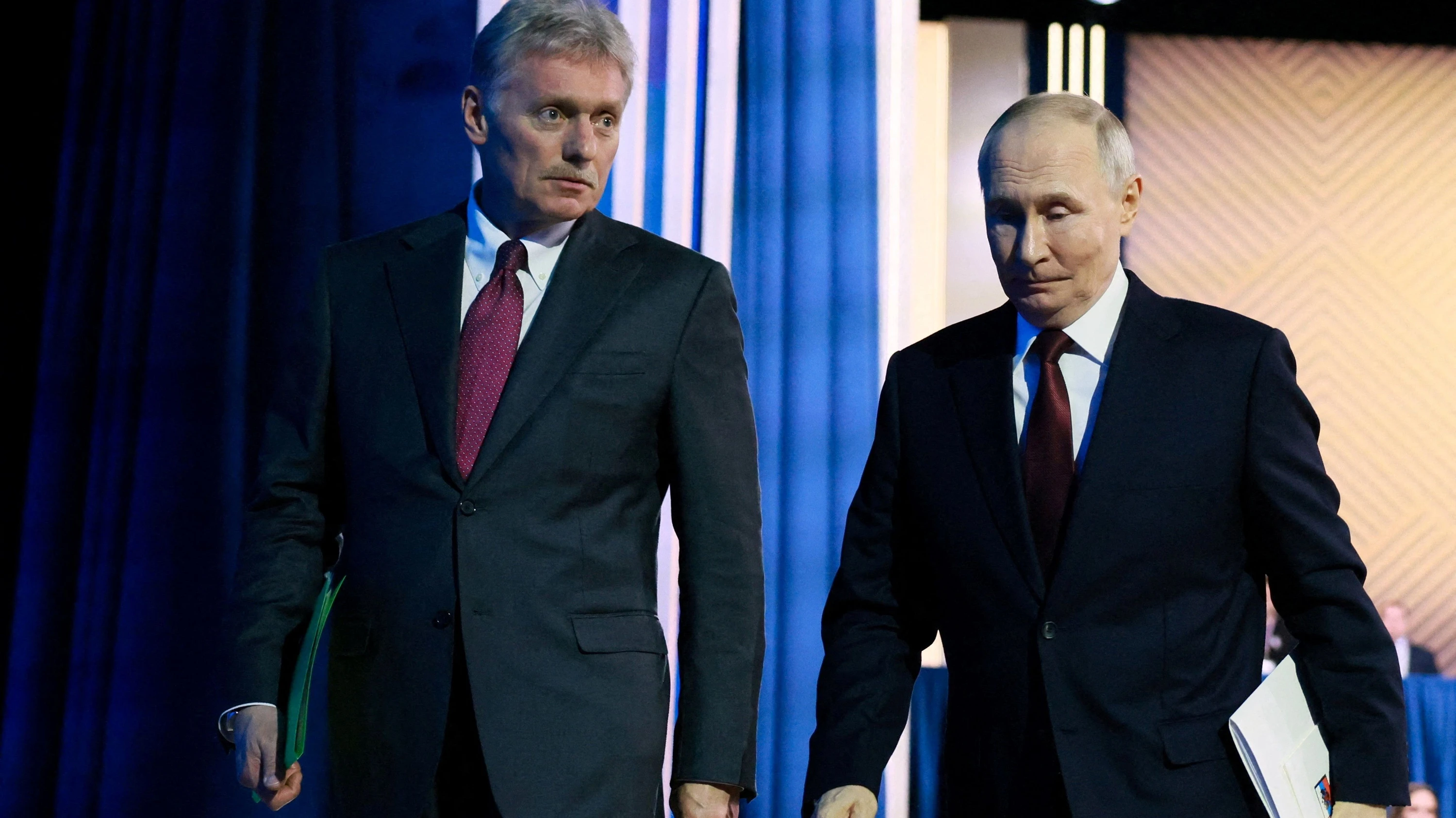 Kremlsprecher Dmitrij Peskow und der russische Präsident Wladimir Putin am 19. Dezember 2025. - Sputnik/Reuters